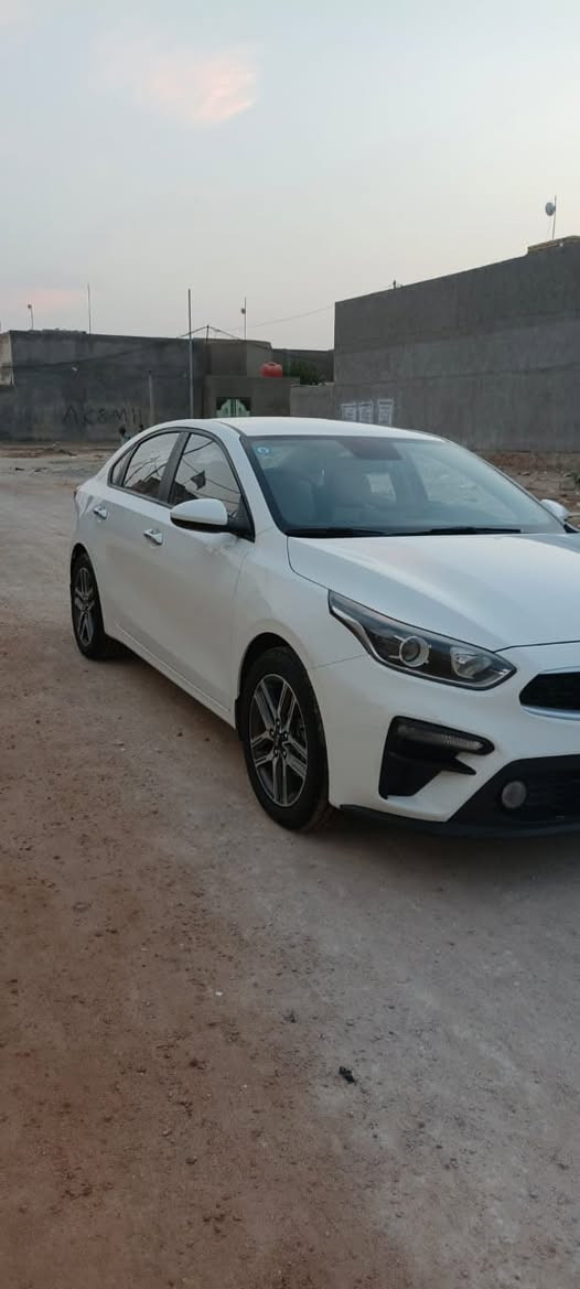 سيراتو موديل 2021رقم بغداد جديد محرك 1600ماشيه 95 حداديه جديده  تخم تاير جديد السياره جاهزه من كلشي كفاله عامه السياره فقط بارد صغير  عدد2رقم الهاتف ***********
العنوان الديوانيه  السعر 155وبيه مجال غير متواجد عل فيس
