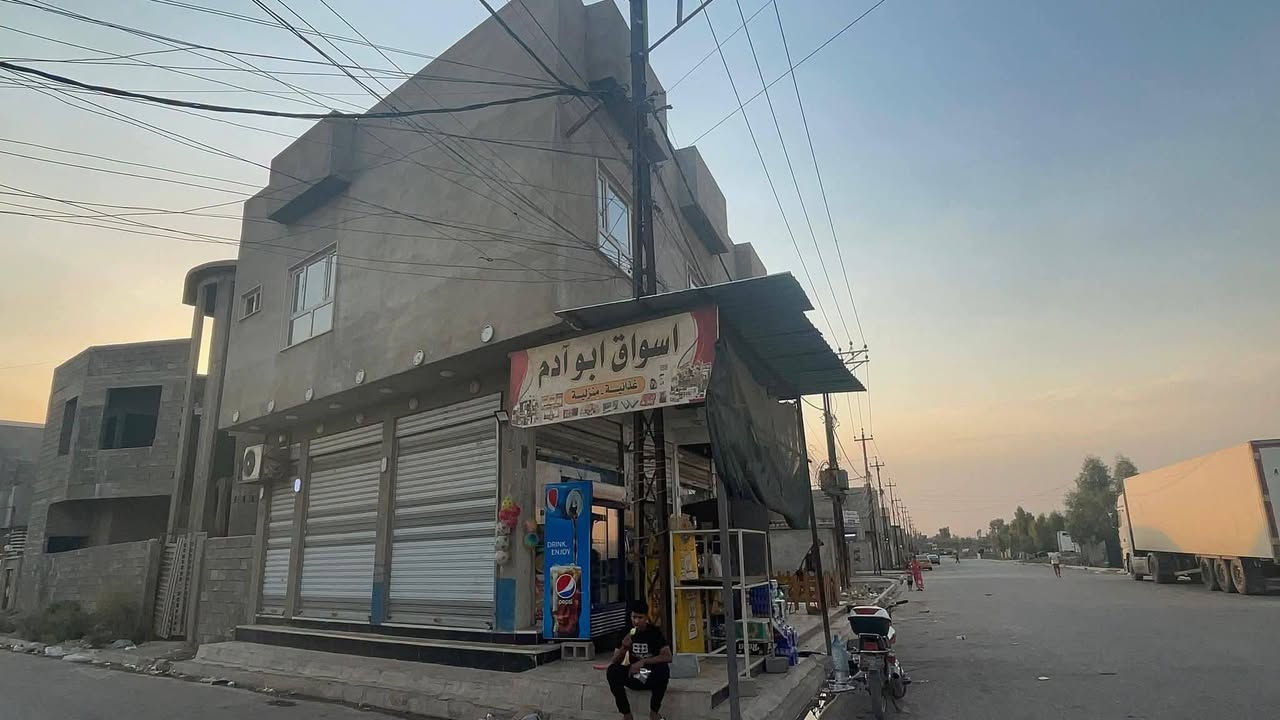 السلام عليكم بسم الله والصلاة والسلام على رسول الله 📢 للبيع - فرصة تجارية مميزة عماره! 🏢✨

📍 الموقع:
حي السماح - السياسيين، على شارع 100 الرئيسي 🚧

📐 المساحة: 261 متر مربع

🔹 المواصفات:
 • ركن مميز 🧱
 • تتكون من:
• 4 محلات تجارية 🏪🏪🏪🏪
• شقتين سكنيتين 🏘️
• دار طابقين 🏠🏠

📄 الملك:
 • ملك صرف ✅
 • طابو الزهور 🌸
 • شرط الوكالة والتحويل والمكاتبة مع الشرعي 📑🖋️

💰 السعر: 300 مليون دينار عراقي
💬 وبيه مجال للتفاوض 😉

للتواصل والاستفسار:
📱 *********** / زين 
📱 *********** / كورك 
📛 ابو ياسر للعقارات / نستقبل جميع العروض في احياء الموصل /
▪️ سكني 🏡
▪️ تجاري 🏬
▪️ دواَنم وأراضٍ استثمارية 🌟
