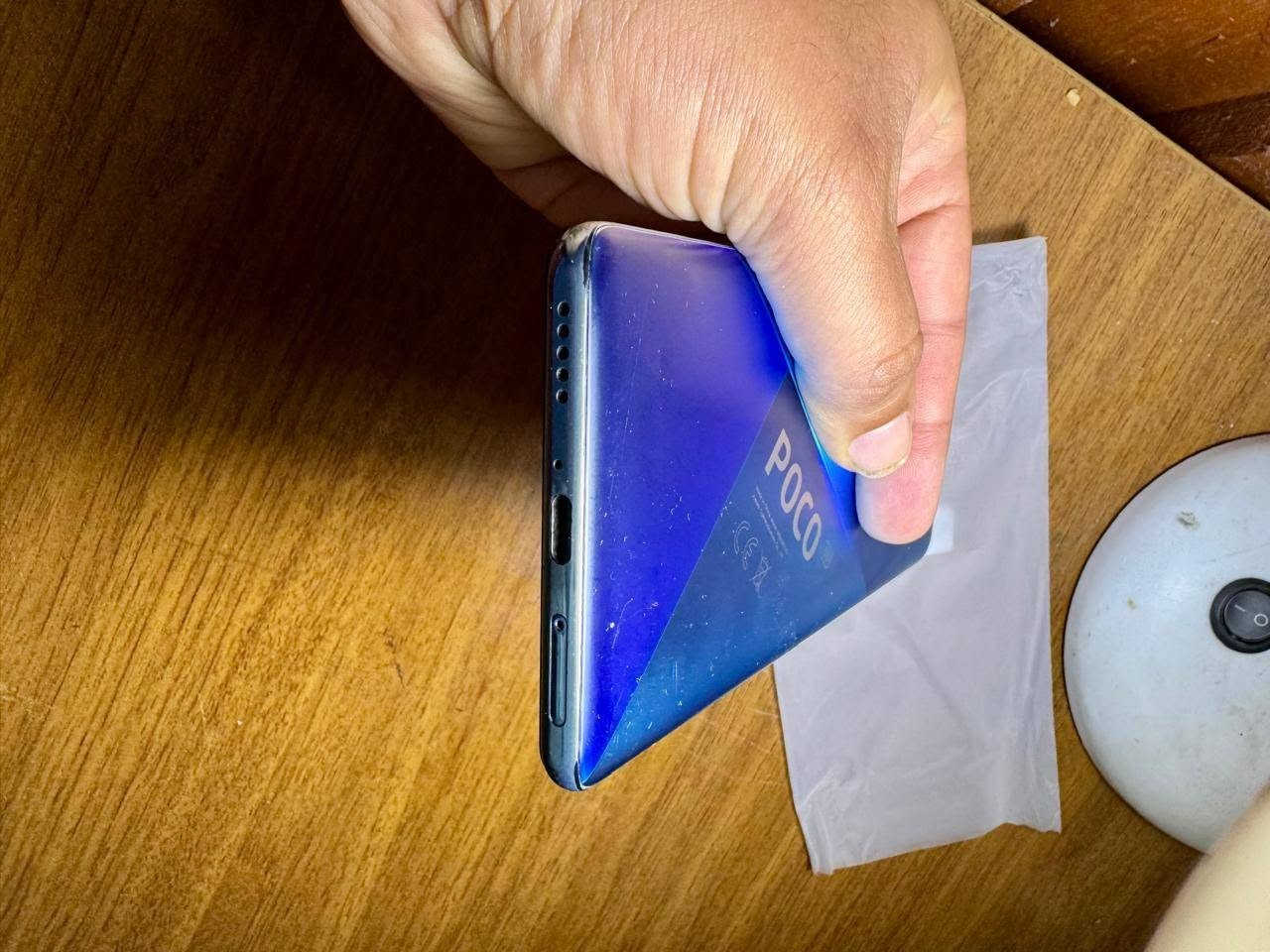 للبيع تلفون بوكوفون اف 3 نسخة 256 رام 8 كيكا
جهاز حيل نضيف مع الباكيت مكفول من الفتح والتصليح مواصفات

‏📱 POCO F3 8/256GB
* الرام: 8GB LPDDR5
* التخزين: 256GB UFS 3.1
* المعالج: Snapdragon 870 5G، بدقة تصنيع 7nm، بسرعة تصل إلى 3.2GHz
* كرت الشاشة: Adreno 650 
* الشاشة: 6.67 بوصة AMOLED
* الدقة: 2400×1080 FHD+
* التحديث: 120Hz
* اللمس: 360Hz
* الحماية: Gorilla Glass 5
* الكاميرا الخلفية: 48MP + 8MP واسعة + 5MP ماكرو
* الأمامية: 20MP
* تصوير الفيديو: 4K@30fps
* البطارية: 4520mAh
* الشحن: 33W سريع 
* الشبكة: 5G
* السماعات: ستيريو مزدوجة + Dolby Atmos
* Wi-Fi: Wi-Fi 6
* NFC: موجود
* بصمة: جانبية
* الوزن: 196 غرام
* السماكة: 7.8 ملم 
والأهم: رغم أن الجهاز قديم نسبيًا، معالج Snapdragon 870 بعده قوي جدًا للألعاب والاستخدام اليومي، ونسخة 8/256 هي الأفضل من نسخ F3.
السعر 225 الف مجال قليل 
العنوان بغداد 
للتواصل *********** يوجد واتس اب
