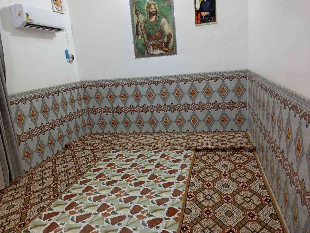 بيت للبيع المساحة الكلية (150م)
يحتوي على 
-ثلاث غرف
- صالة 
ـ استقبال 
-مطبخ 
- صحيات 
-  حر ما عليه سلفة مداور ثاني يوم 
العنوان الحولي قرب سيد جمال الياسري 
الاستفسار ***********
