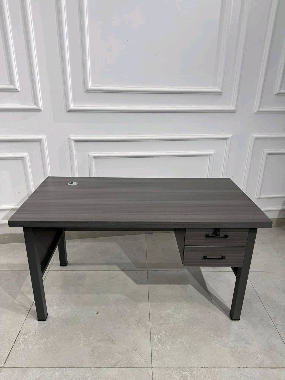 ميز مكتبي 
القياس 120*60
السعر 147 الف
توصيل بغداد 5 
المحافظات 10