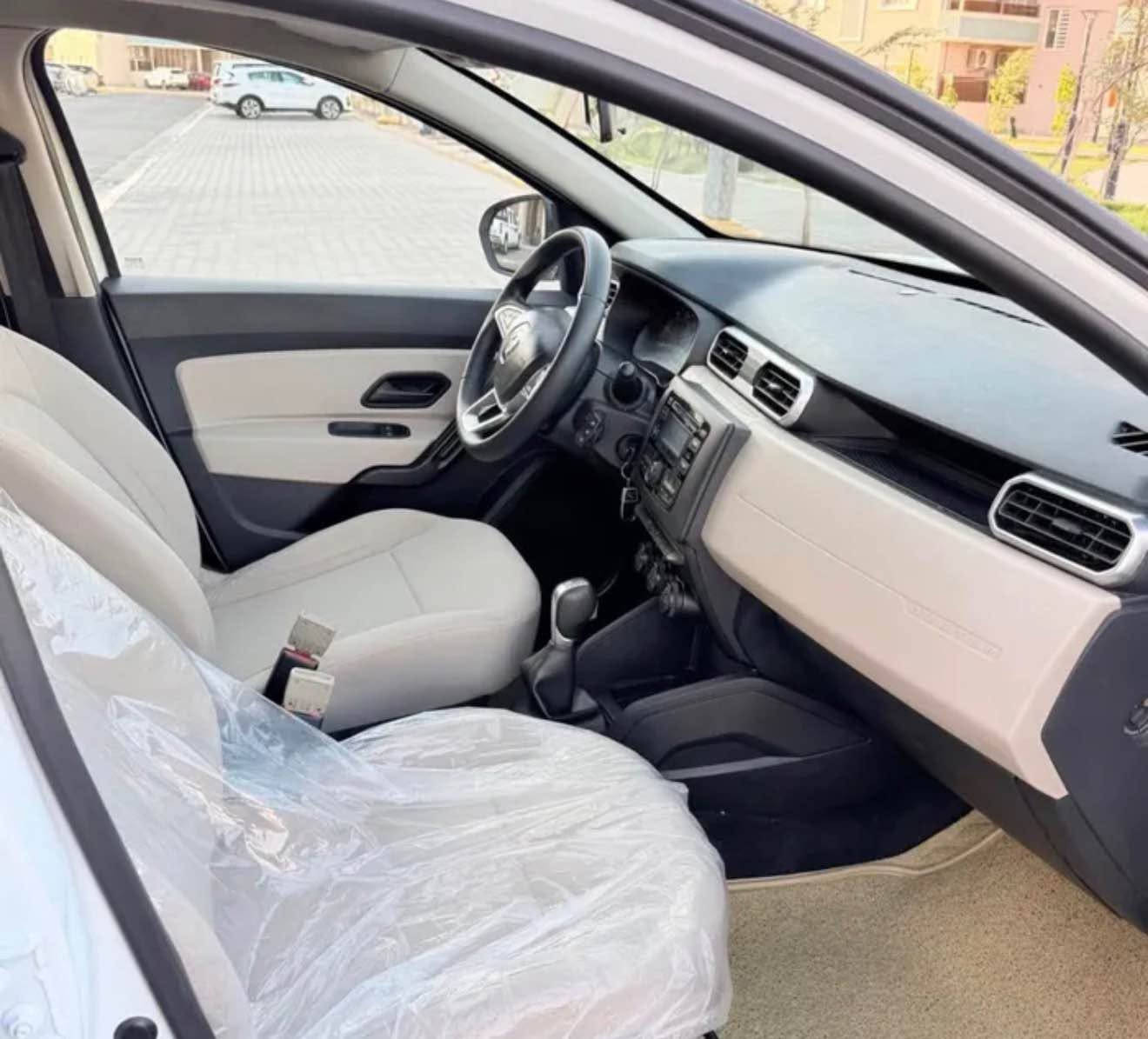 سيارة رينو داستر موديل 2019 
السيارة بحالة جيدة بيها فقط ضربة بسيطه بالدعاميه وتم الإصلاح وخلل بالتبريد بعدني ما مسوي 
محرك 1600 السيارة نظيفة وكلشي مابيها عدى التبريد يرادله تصليح السعر 90 وقابل للتفاوض العنوان البصرة حي القضاة قرب ملعب جذع النخلة 
رقمي *********** راسلني واتساب Singapore

