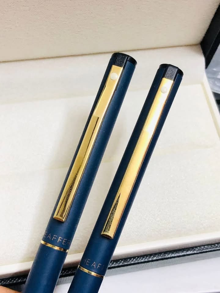 سيت أقلام شيفر ( Sheaffer) 
أمريكي اصلي انتاج الثمانينات 
حجري مع طلاء الذهب 
ريشه طلاء ذهب 
حبر - جاف - الحجم F  
السعر ٨٠  الف 
للاتصال ***********
