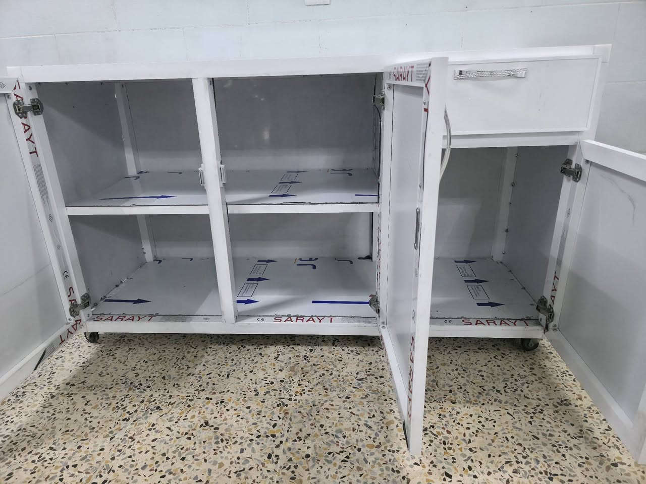 ئەم کەوانتەرە بۆ فرۆشتن  5 تاکە 
3 تاکی عەرزی   2 تاکی هەڵواسین
زۆر تازەو جوان و بێ عەیبە
وەک لۆک وایە لایلۆنی لێنەبۆتۆ 
سلێمانی بەکرەجۆ   *********** 
***********
