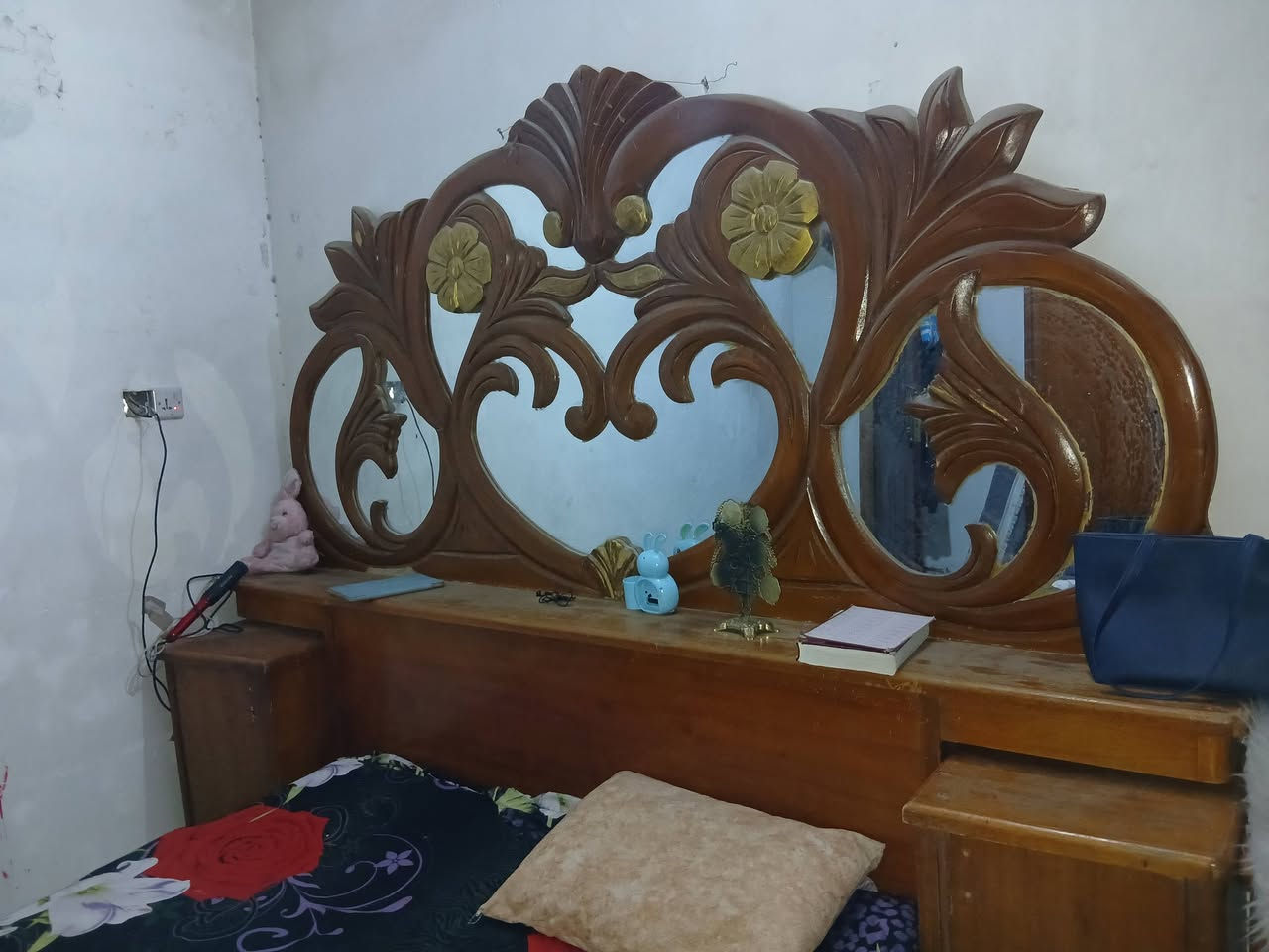 السلام عليكم عندي غرفه عراقيه تزكام نجاره سويته نضيفه مابيه ضرر  بس نقصهه يدات وقفاله مستعجله على بيعته السعر ٣٠٠ وبيه مجال للشراي عنواني دوره حي صحه خلف العاب بيبي لاند للاستفسار مراسلتي خاص
