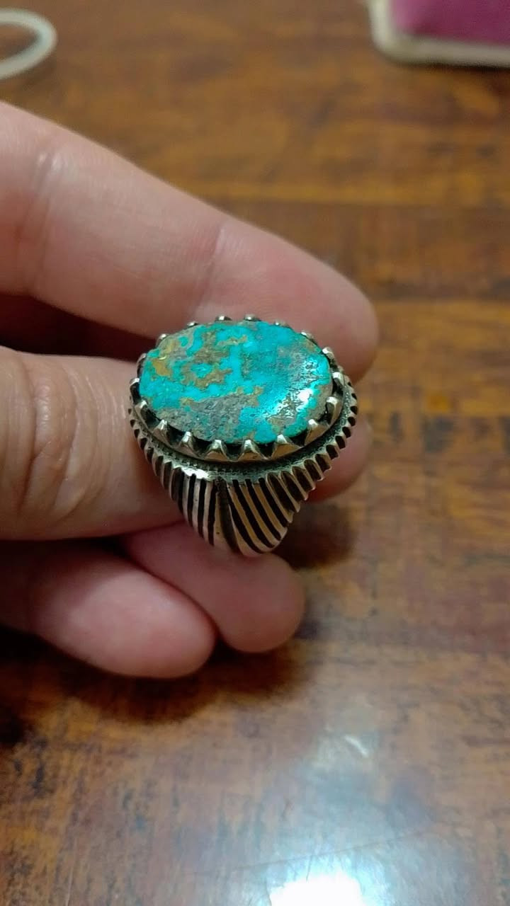 💍 محبس فيروز نيشابوري طبيعي
صياغة يدوية، قطعة فخمة ومميزة ✨
📍 الرميثة | 📞 ***********
