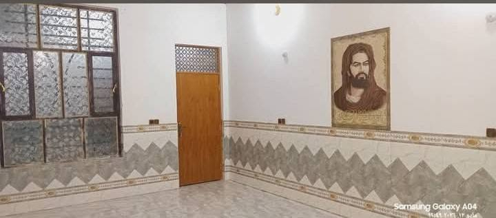 السلام عليكم من رخصه الادمن دونم ملك صرف للبيع يحتوي الدونم على دار  بناء حديث 2022 تبلغ مساحة الدار 300م يحتوي الدار على 3,غرف نوم +هوا+صاله+أستقبال+مطبخ+صحيات داخليه +صحيات خارجية+حديقه مساحه الحديقة 200م +حقل دواجن +محل. تبعد عن الشارع العام 250م تابع الدونم ألى طابو الصويره مكانه طريق صويره اجبله للستفسار ***********
