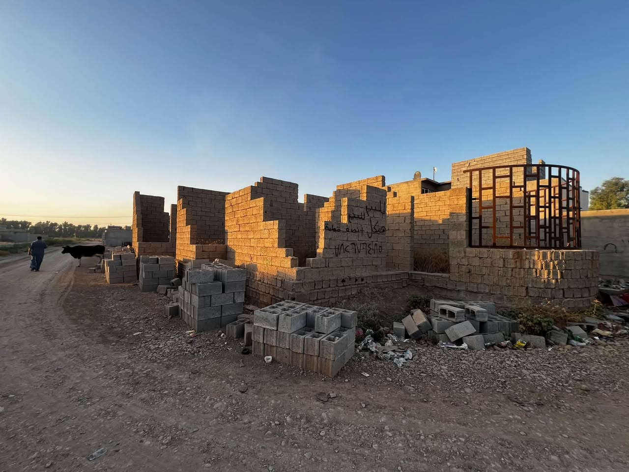 قطعه للبيع 📍
السلام عليكم 

قطعه للبيع مساحه 375 متر ركن واصلها كامل خدمات 
واساله مال مي جديده تحتوي على هيكل ربعه وغرفتين ومطبخ وصحيات 

السعر 32 مليون وبي مجال للشراي 

الموقع خلف الخضر 📍

للأستفسار الاتصال ‭***********‬
