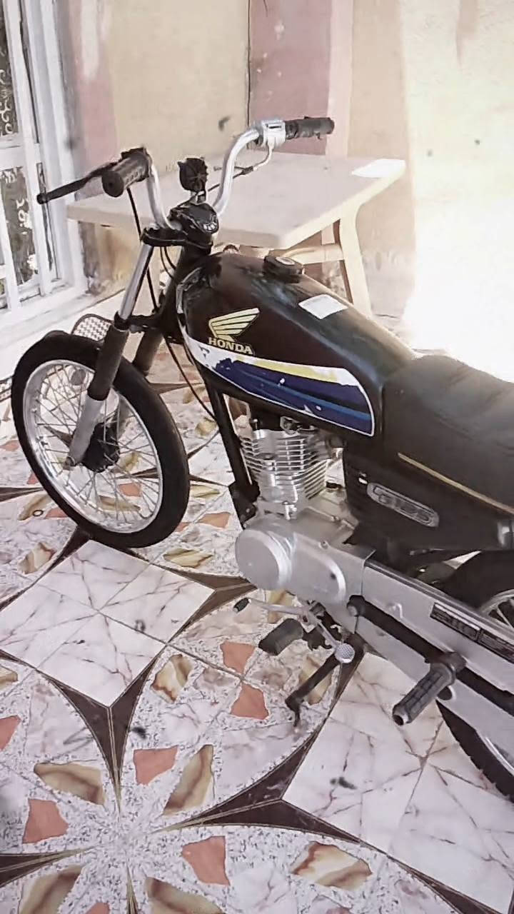 السلام عليكم دراجه مكفوله كفاله عامه محركها مفتوحه بس والفات والسعر 450 ()***********
