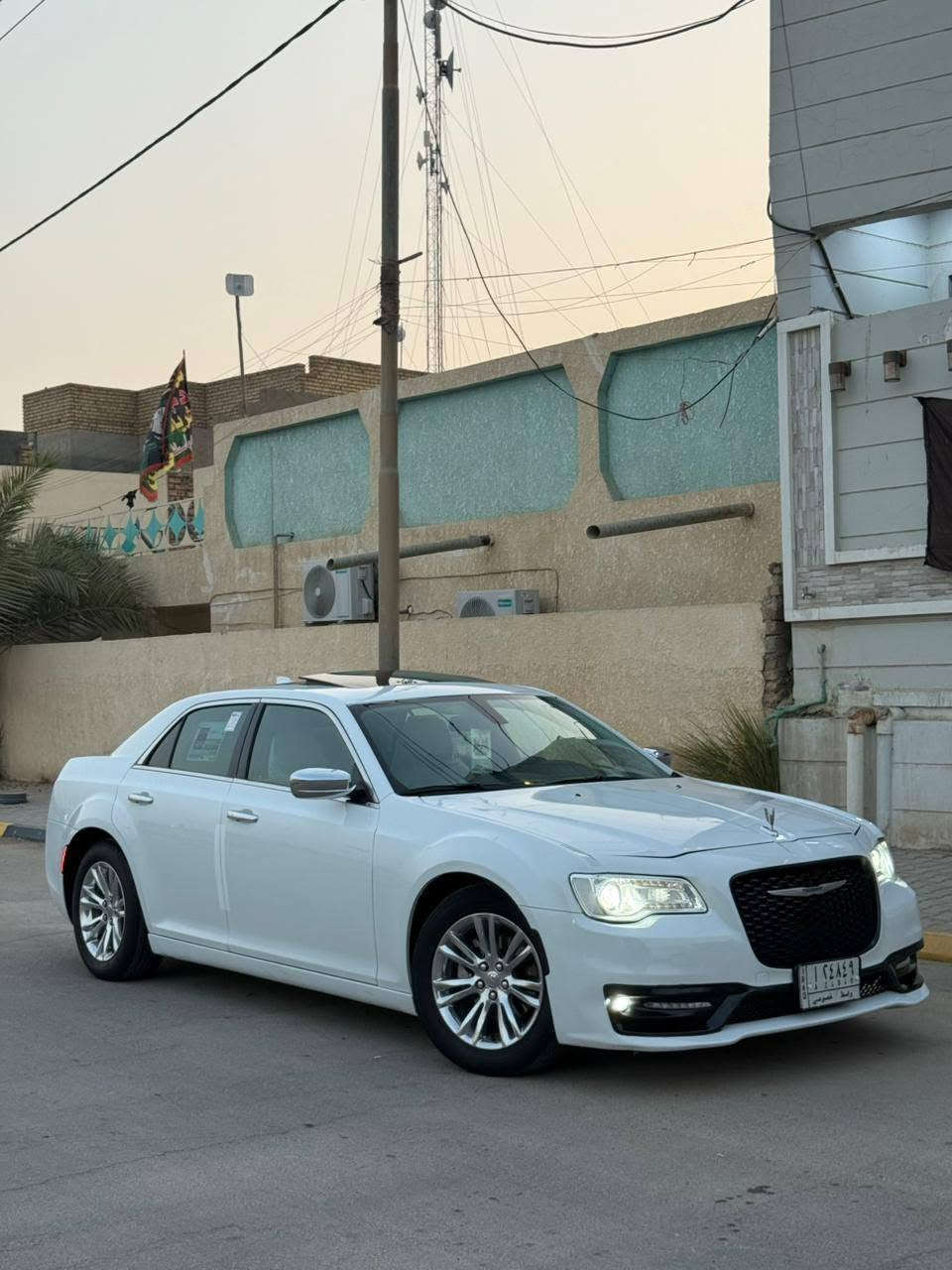السلام عليكم
اوباما 2020 اصل 15 حادث جاملغ وبنيد بدون داخل بدون ايرباك ورش بالباب 
فول مواصفات داخل بيجي تدفئة تبريد وخزن ميموري 
ستيرن كهرباء/ مري قلاب /تشغيل عن بعد / بنوراما /نظام صوت الباين/ بردة خلفية كهرباء /وبعد هواي مواصفات الC 
السيارة حيل جديدة  ‏‪***********‬‏
مراوس حسب القناعه
