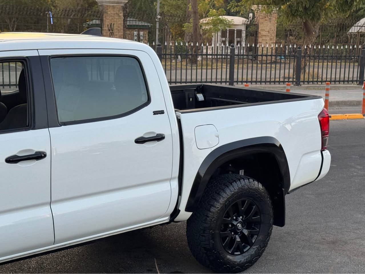 🔥 TOYOTA TACOMA 2023 SR5 V6 3.5 🔥

      للبيع تويوتا تاكوما 2023 فئة SR5 ممشى قليل جداً وبسعر مناسب جداً

الممشى: 12,000 الف ( بالعراق ماشية فقط 2000 )

المواصفات: SR5
الوارد: أمريكي 
حجم المحرك: 6 سلندر 3.5
اللون: ابيض
الدفع: 2WD دفع خلفي 
الرقم: بغداد 

الحادث
البنيد مصبوغ 
الجاملغ الأمامي الأيمن مصبوغ
الجاملغ الأمامي الأيسر خشمه مصبوغ
الباب الأمامية مال الراكب نصها مصبوغة

تصليح درجة أولى مستوردها على أيدي ومصروف عليها مثل ما تشوفون بالصور و السيارة ابد ما ماشية استخدام قليل ونظيف جداً 

كير مكينة تبريد صدر كله مكفول 

 السيارة رقم بغداد بإسمي تحويل مباشر 

السعر: 215$ وبيها مجال 

للتواصل: ***********
العنوان: بغداد ابو نؤاس بغداد, العراق
