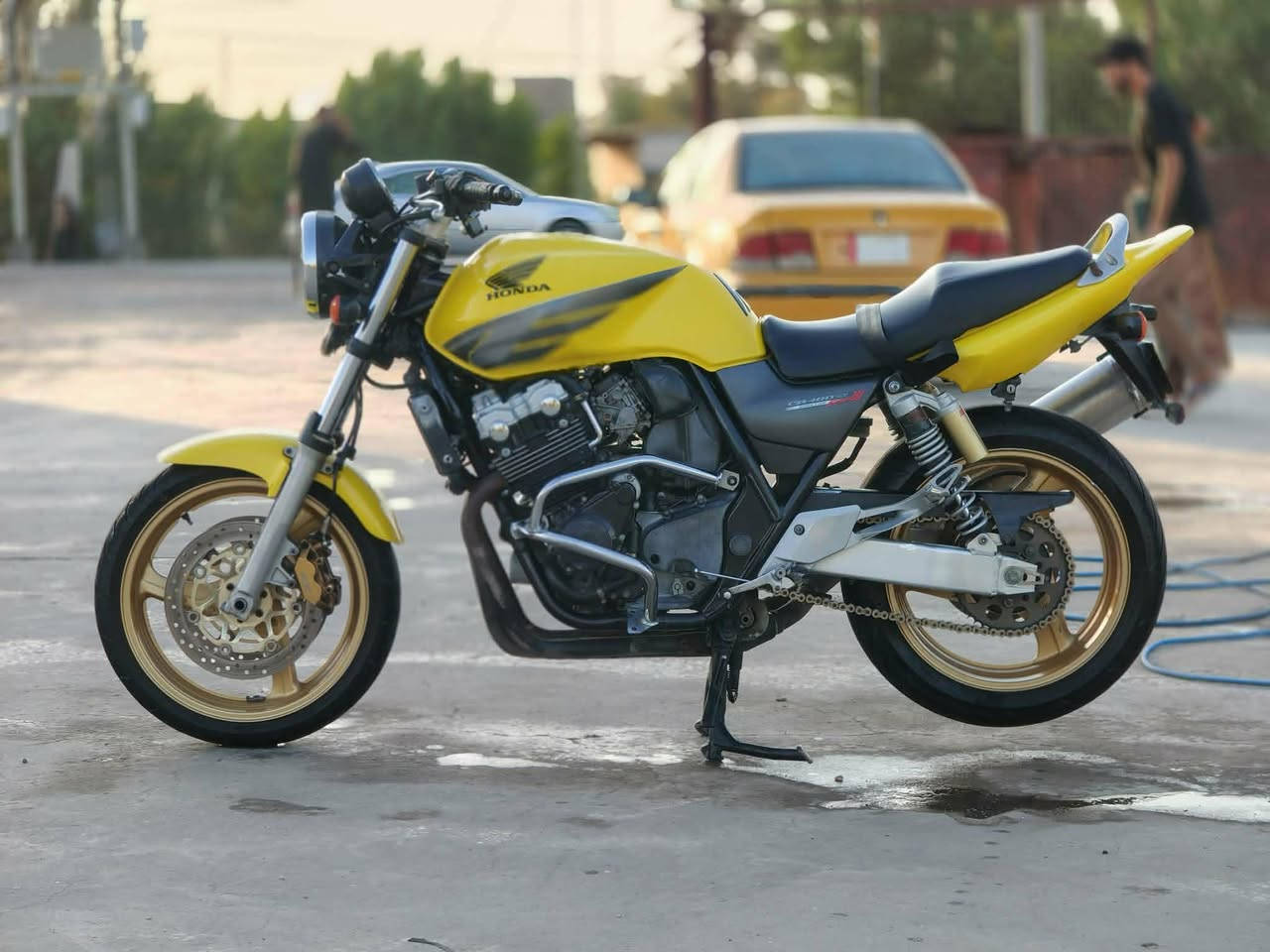 *للبيع: هوندا CB400 الجيل الثالث - نسخة Security*  
*المواصفات:*
- *سنة الصنع*: 2005
- *اللون*: أصفر
- *الحالة*: ممتازة جداً، لا تحتاج أي صيانة
- *المحرك*: بحالة ممتازة
- *الكير والكلج*: بحالة ممتازة
- *الضمان*: كفالة عامة
ملحقات / إطار جيلاتين رياضي 
*المكان*: السماوه - الرميثه
*السعر*: ٢٤$ و قابل للتفاوض 
*للاستفسار والاتصال*: *********** 

ملاحظة: الدراجة نظيفة جداً ومستخدمة استخدام شخصي . البيع لظروف خاصة.
