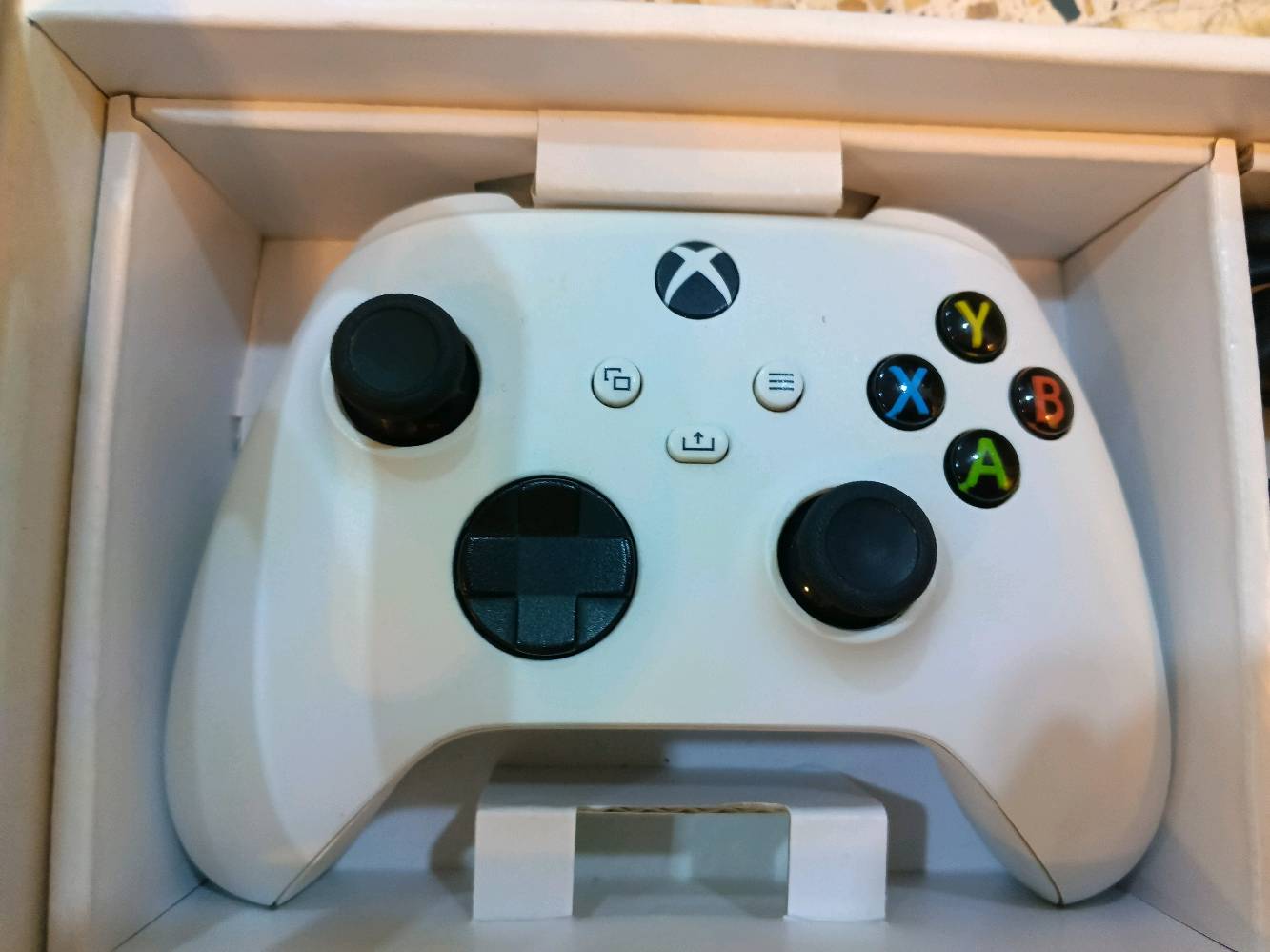 السلام عليكم
للبيع اكس بوكس سيريس اس ( xbox seres s) ابيض
1تيرة (1000جيجا) اصدار 2024 
ملحقات الجهاز كامله و نظيفة و اصليه 
اليده الاصلية + الوايرات + الكارتونه
كل الاغراض نظيفة و بدون لا عطل ولا تصليح مال شركه
الجهاز نظافته 100% اخو الجديد استخدام اقل من سنه
السعر (600) الف دينار ( بي مجال بسيط للمشتري الجاد) 
المكان:  بغداد/ الدورة
التسليم يد بيد
للتواصل و الاستفسار، راسلني خاص او واتساب 
(***********)
