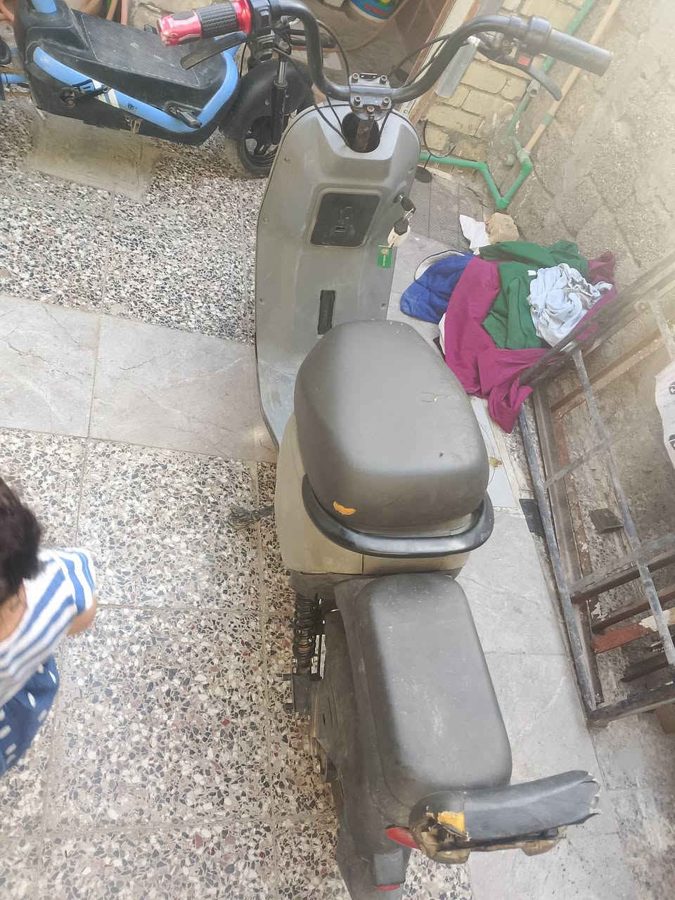 بطاريات منتهية • كوم حديد • بدون عمله