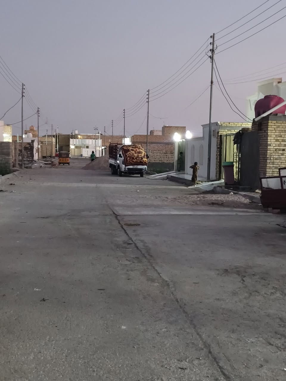 بيت مساحة 250 متر بناء حديث درجه أولى عله شارع ١٢ كافة الخدمات متوفره بحي الأمين مجاور حي القصور نوع العقار طابو سند 25 سعر 85 مليون نهايته قفل بيع مستعجل الشراي يتصل ***********
