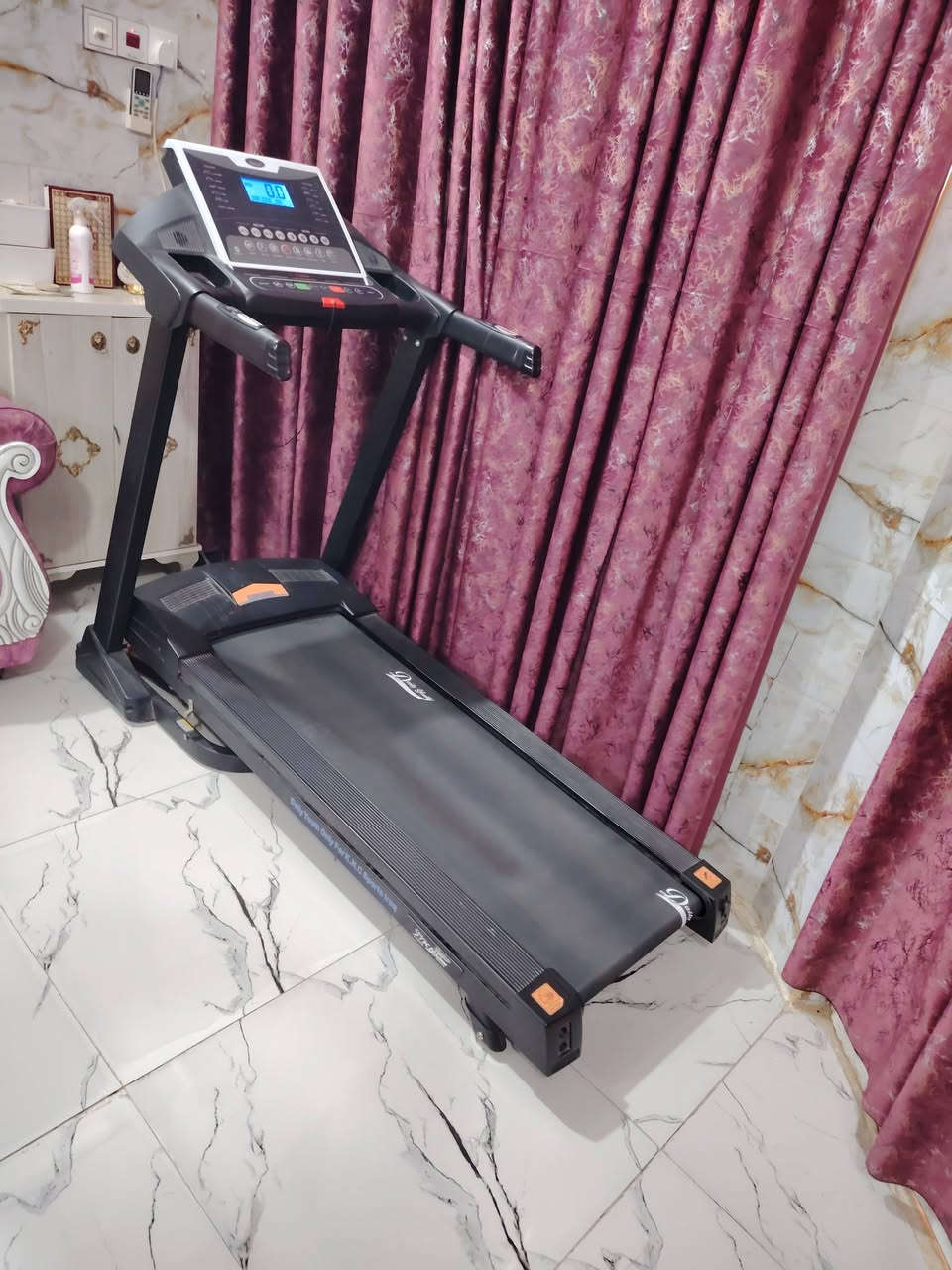 السلام عليكم
جهاز جري رشاقه.. جهاز رياضي 

جهاز ركض

 الموصفات الجهاز 

الوزن 155. ماطور نحاس اصلي عدد 2

ماطور جري + ماطور جبلي 

اعلى سرعه 12جري +12جبلي 

//علئ الجهد جبلي التسارع 3./6./9./12

دبل سماعه  بلوتوث 

مقياس دقات القلب 

نظام سهل الخزن والنقل

شاشه رقميه تقرأ السرعه  والوقت وسعرات الحراريه 

ونبضات القلب ونظام الأمان السيفتي 

شركه SKNC اصلي 

علماً جهاز جديد مستخدم اقل من شهر واحد 

نضافه  100/100

 جهاز  جدأ مناسب  سعر300 الف فقط  

العنوان النجف الاشرف 

*********** تواصل
