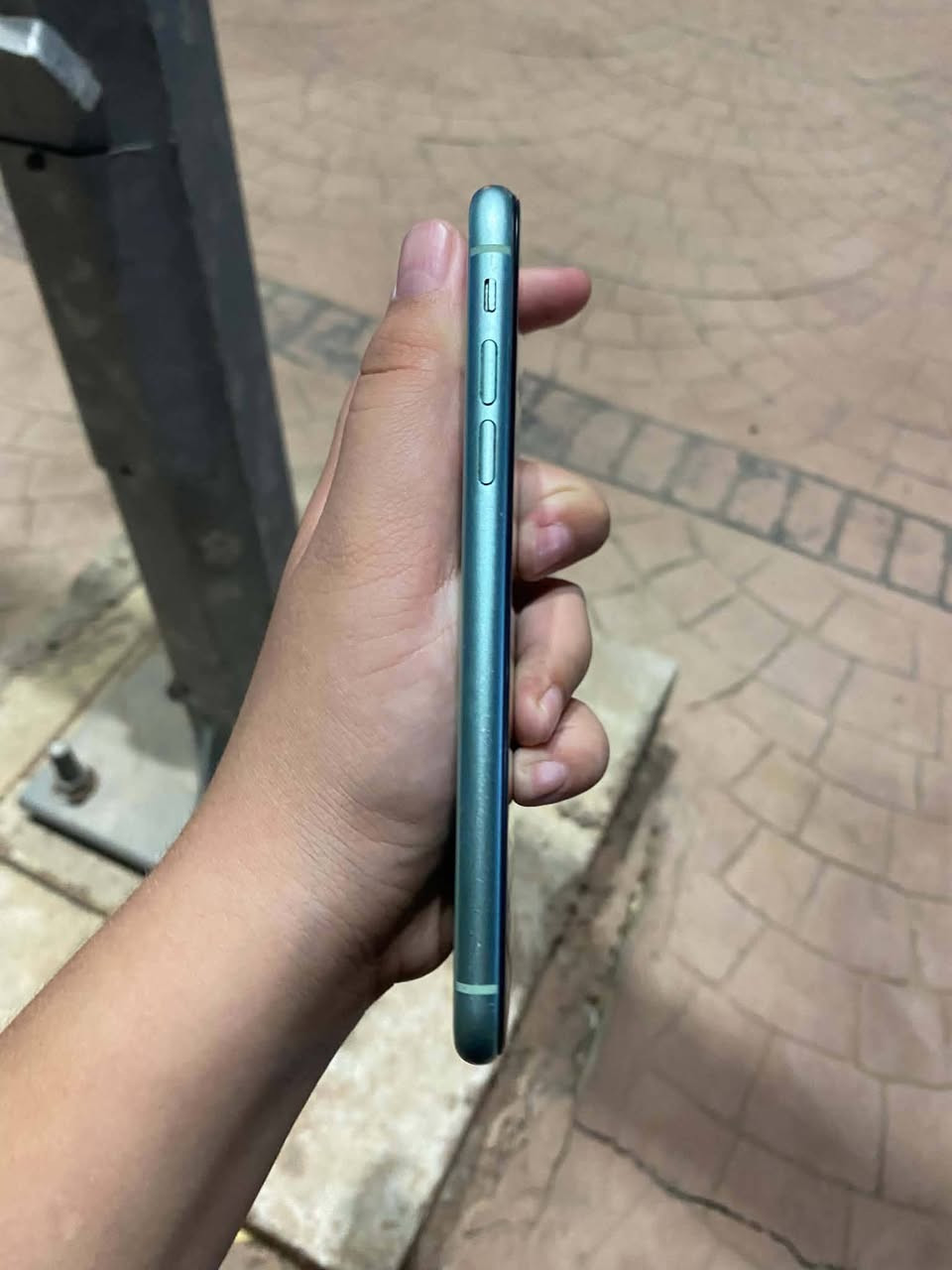 📱 آيفون 11 (iPhone 11) - للبيع 📱
​💾 الذاكرة: 128 جيجابايت.
​📲 الشريحة: دبل سيم كارت (Dual SIM).
​⚡ الحالة: شغال كامل وجاهز للاستخدام.
​📸 الكاميرا: كامرة تخبل، نظيفة جداً ودمعة.
​🖥️ الشاشة: مبدلة نوعية ممتازة (بيها فطر بسيط ما يؤثر على اللمس نهائياً).
​🔋 البطارية: مبدلة أحسن نوعية بالسوق.
​👤 بصمة الوجه (Face ID): مرات تشتغل ومرات لا (مبيوعة كعاطلة للأمانة).
​📍 المكان: الموصل - الجانب الأيسر.
​💰 السعر: 180 ألف (وبي مجال بسيط للطيبين).

نص مكتوب في الصور:
- ٩:٠٧ بصمة الوجه ورمز الدخول يمكنك إدارة التطبيقات التي تستخدم بصمة الوجه وإعدادات الوصول الأخرى على iPhone، وإعداد المظاهر البديلة، وتغيير رمز الدخول. معرفة المزيد... استخدام بصمة الوجه في فتح قفل iPhone App Store و iTunes Store غير التلامسية والدفعات التعبئة التلقائية لكلمة السر يمكن للـ iPhone التعرف على ملامح مميزة ثلاثية الأبعاد لوجهك للتمكن من الوصول بأمان إلى التطبيقات وإجراء الدفعات. حول بصمة الوجه والخصوصية... إعداد مظهر آخر لك بالإضافة إلى تعلُّم هيئتك باستمرار تستطيع بصمة الوجه أن تتعرف على مظهر آخر لك.