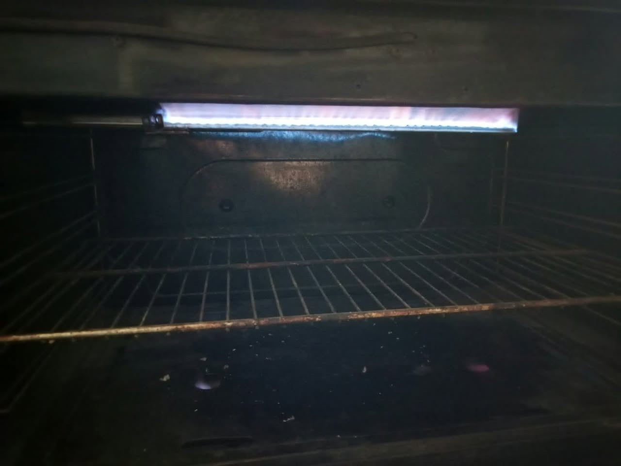 للبيع طباخ بحجم كبير نظيف وشغال
​الماركة والنوعية: وايت روز الأصلي.  
​الحالة: طباخ نظيف وشغال بالكامل.
​: 5 عيون شغالة تماماً، والفرن شغال فوق وجوا.
​السعر: 200 ألف.
