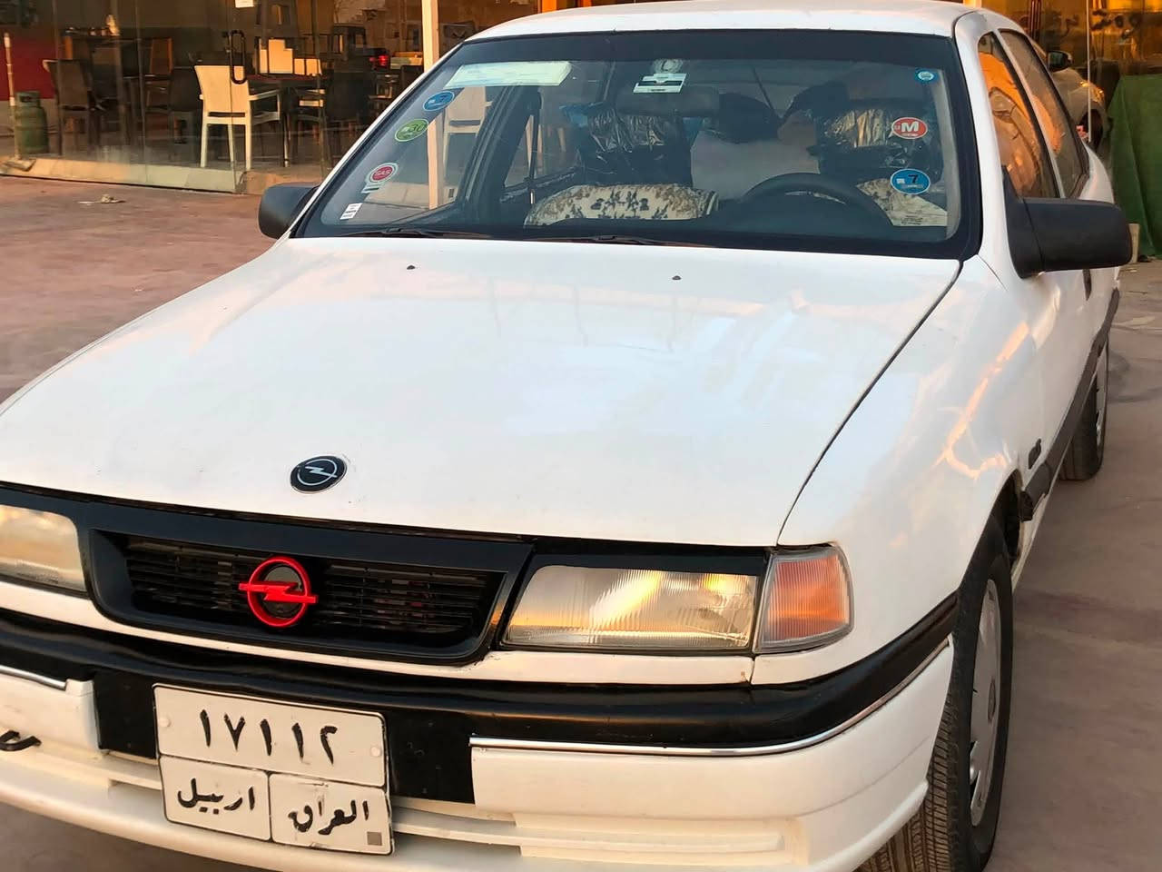 اسلام وعليكم سيارهً فكتره. موديل 90لونً ابيض محرك 16 سيارهً جاهزه. تايرات جدد كهربائيات كلها شغال. محرك كير بشرط داخل جديد بيها 3 قطع صبغ فقط بدونً حادث صدر امامي خالفي. عل نص كير عادي  سيارهً حلوه مال جناي. 
السعر 38 وبيها مجال لشراي. رقم مبايل. ***********.  تواصل واتساب فقط
