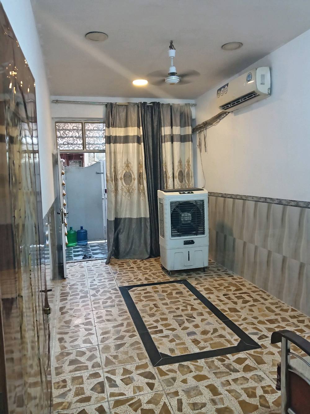 مشتمل طابقين طابو للبيع 60 متر يحتوي على ثلاث غرف وحمامات اثنين فوك وجوة وغرفة جوة وغرفتين فوك يحتوي جميع الخدمات موقعة جيد على شارع سوك 2 وسواق مقابيله وراس الفرع ومولدات اثنين ومتنزهات 2 مدارس 3 متوسطة وابتدائية وراس الفرع صيدليه واسواق وعيادة بيطرية الموقع الشعب سوك اربع الاف قرب عيادة البيطرية السعر  حته لر مراوس راس براس بثعالبة كون طابو 170 للستفسار ***********