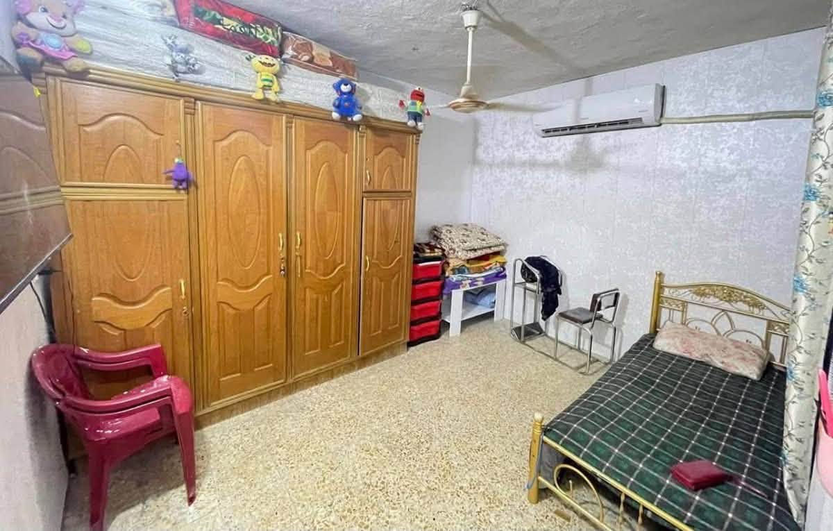 سلام عليكم بيت للبيع ركن حواسم مساحه 100 واجهة 10 طابق ثاني غرفه فوك المكان معسكر مال سكينه قريب على قناة السعر 65 وبي مجال وأي ستفسار اتصل على رقم ***********
