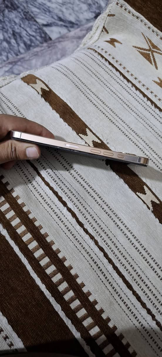 ايفون ١٦ برو ماكس مكسور بي شاشا وضهر والعدسه الاول وحده هم مكسوره ذاكره 256 ابيعلك بس شاصي وبطاريه  190الف قفل بغداد المشتل رقم الهاتف ***********
