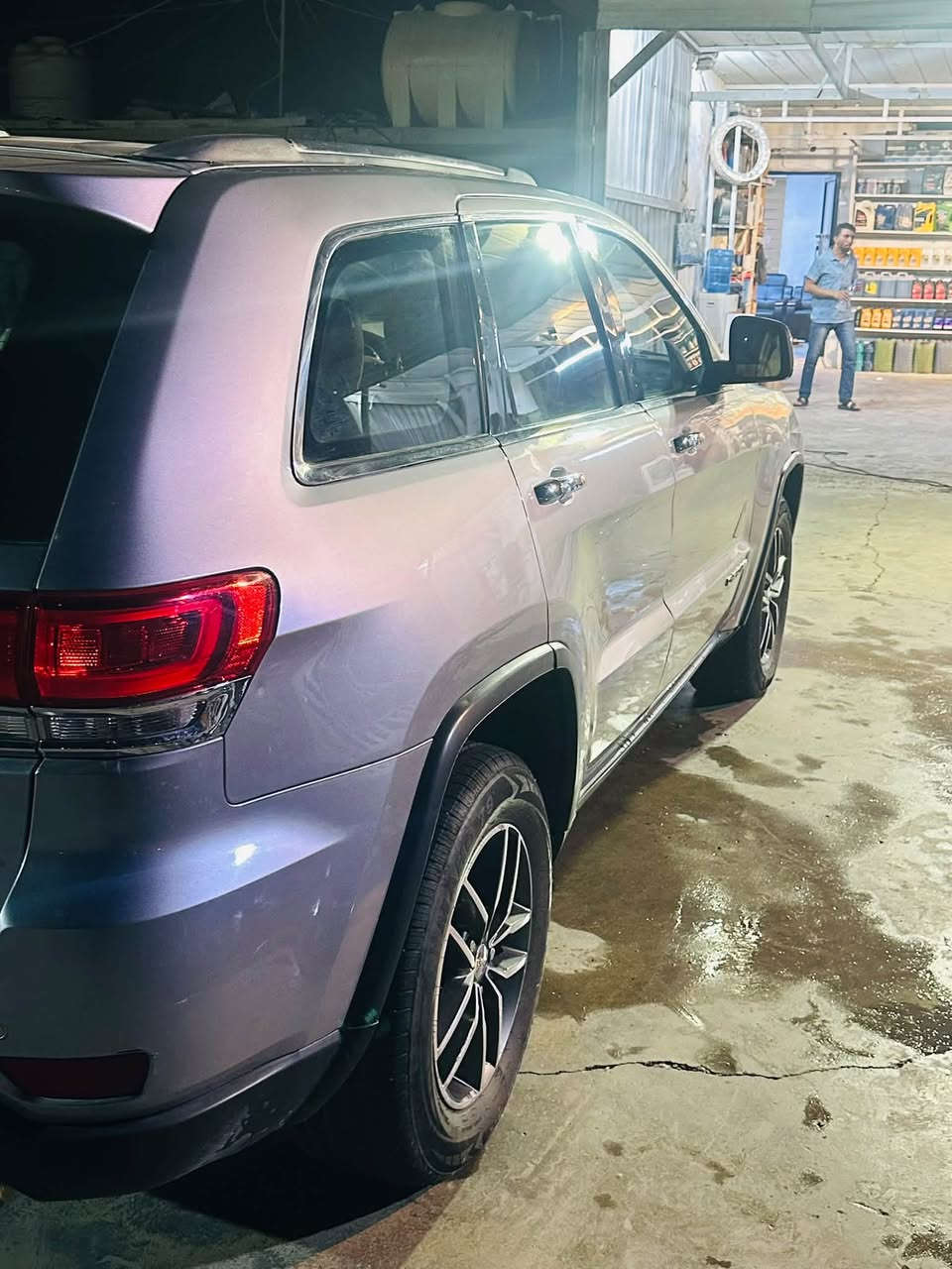 السيارة مصبوغة عام بدون كص وبدون دواخل
Jeep Limited 2018

كلين تايتل

بغداد خصوصي
130,000 ميل 
المحرك 3600

6 سلندر

اوتوماتيك

جلد

مواصفات السيارة 

الكاميرا الخلفية

سقف بانورامي

صندوق كهربائي

التحكم على المنحدرات

مستشعر وقوف

تدفئة المقاعد

تبريد المقاعد

فتحة السقف

بصمة

حساس المطر

شاشة

نظام المفتاح الذكي

التحكم التلقائي في درجة الحرارة

نظام بدء التشغيل

نظام فرملة الطوارئ

8 وسادة هوائية

مانع الانزلاق

تدفئة مقود القيادة

إنارة محيطية

مقاعد تدليك

التشغيل عن بعد

التحكم الإلكتروني في الثبات

مثبت السرعة التكيفي

صندوق بدون استخدام اليدين

زر التشغيل

الضوء العالي التلقائي

حساسات ضغط الإطارات

نظام تنبيه السائق

مكان السيارة بغداد العامرية 

السعر 135

للتواصل ***********

غير متواجد على الفيسبوك
