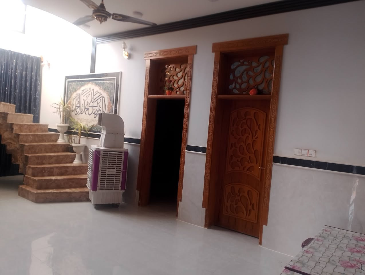 🏠دار للبيع  مساحه 270م  طابقين يحتوي الطالق الارضي   على غرفه العدد2 مع صاله + صاله ضيوف + استقبال مجمع صحي داخلي ومجمع صحي خارجي 
يحتوي الطابق الثاني على غرفتين وصالتين 
بناء حديث أقل من السنتين
الموقع القاسم الجديدة شارع ال گهار 
الاستفسار 
***********
