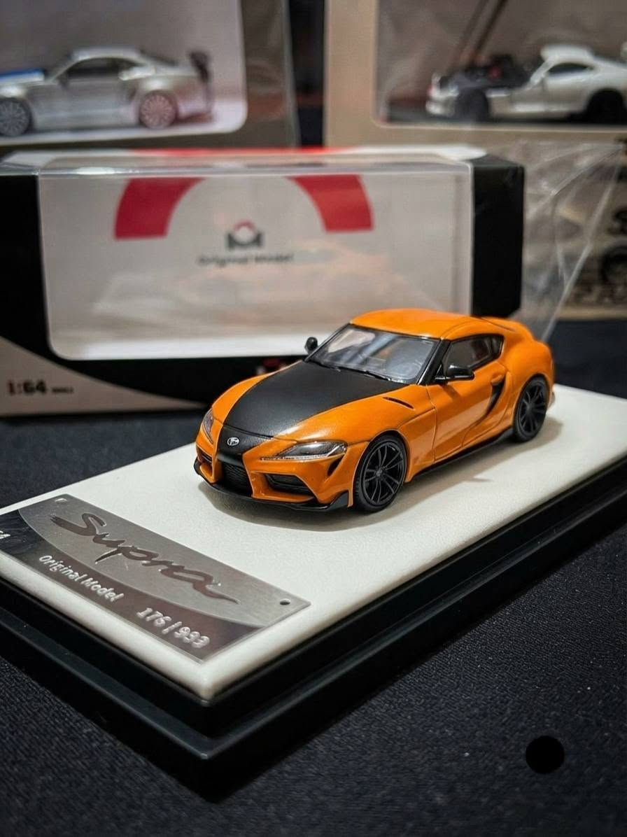 سلام عليكم متوفر
نوع السيارة: تويوتا سوبرا (Toyota GR Supra A90) بتصميم مستوحى من التيم الأسطوري لسلسلة أفلام Fast & Furious (ألوان البرتقالي الجريء والأسود الخاطف للأنظار). 

​القياس (Scale): 1/64 المصغرة بدقة احترافية.

​مستوى الدقة: تفاصيل دقيقة جداً تشمل التصميم الخارجي والخطوط العريضة بدقة مذهلة، ومثبتة على قاعدة عرض فاخرة مع غطاء أكريليك لحمايتها.
​الشركة المصنعة: Original Model. 
​النادرة والإصدار: إصدار عالمي محدود جداً يقتصر على 999 قطعة فقط حول العالم، والقطعة التي بين أيدينا تحمل الرقم المميز 176 من أصل 999! قطعة بل عالم
متوفر توصيل لكل لمحافظات 
للحجز ولستفسار وتساب فقط 
*********** سعر 40 شامل لتوصيل

نص مكتوب في الصور:
- @mcwbd