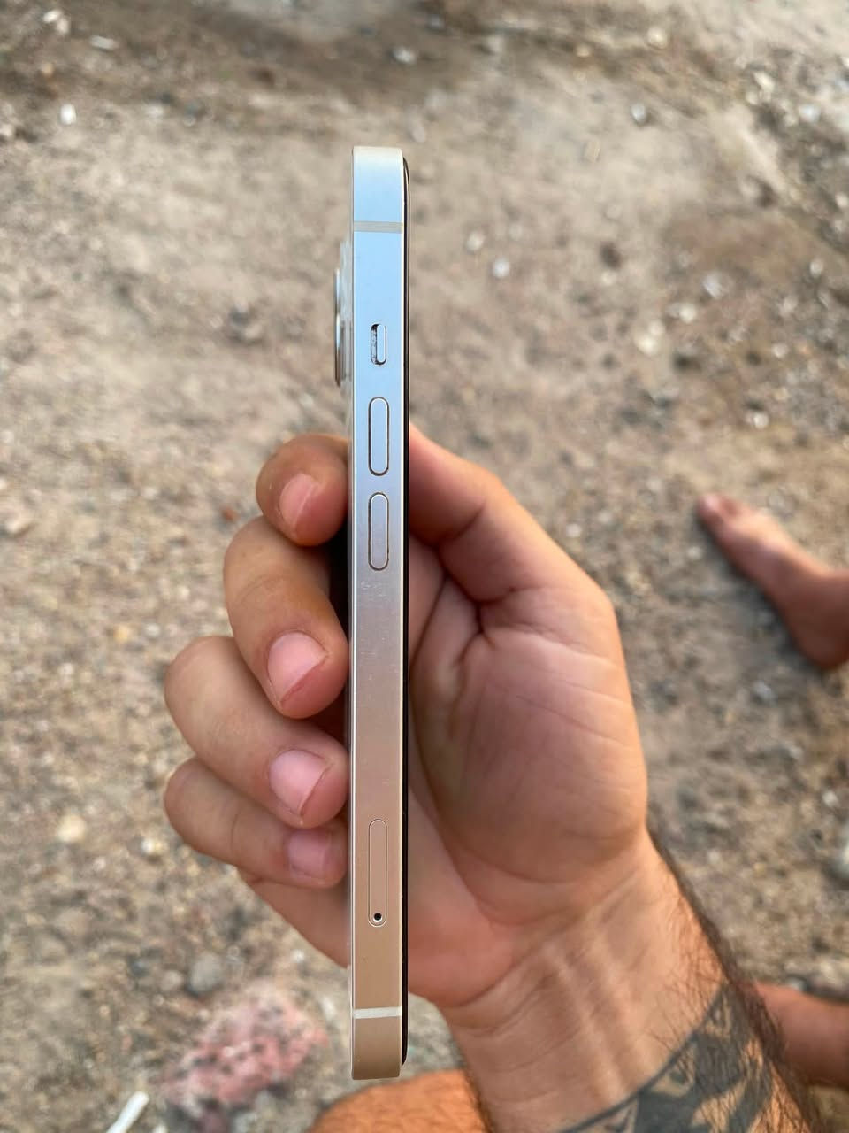 ١٣ العادي الجهاز مامفتوح ولامبدل بي ايشي بلادي فقط الضهر مكسور وما مئثر ابد بطاريه ٨٨ ذاكرة ٢٥٦ كارتونه موجود  نضيف مابي خدوش . مكاني بصره جمهورية  سعر 400 . ***********
