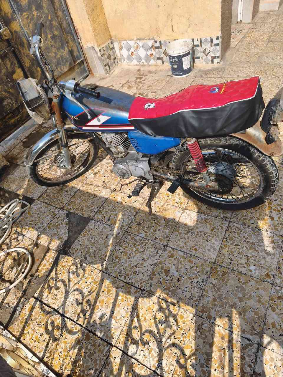 دراجه ايرانيه بدون مكينه نامه شلامجه الاصلي بيها خيط دخان كامله ما ناقصها شي السعر 400 وبيها مجال قليل 
الاستفسار الاتصال على الرقم ***********
