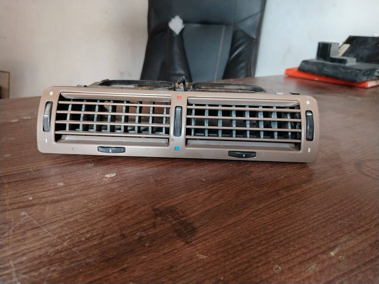 يالله سلام عليكم 

بكلايت اصلي جديد بدون كلوبات سعر واحد 35 الف 

بكلايت تكك عادي سعر 25 الف 

برده خلفيه حلوه بدون ماطور سعر 40 الف 

دركه كامله مع شريط 90 الف 

شاشه مال موديل 2000 شغاله سعر 65 الف 

تابعني اكو نواعم هم عن جديد انشرهن 

خدمه توصيل موجوده 

***********
