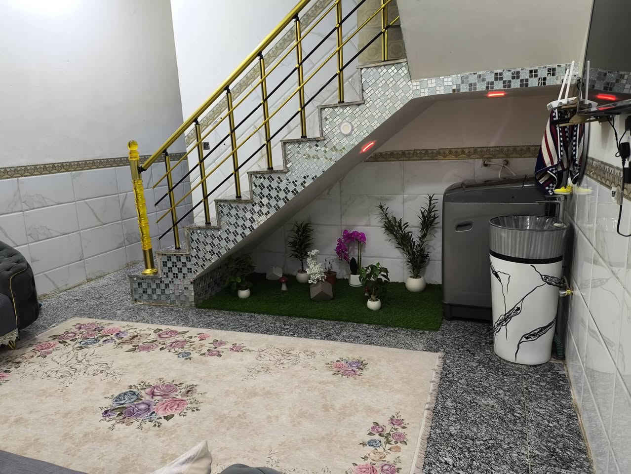 دار للبيع ١٠٠م حي الجامعة طابقين ***********
