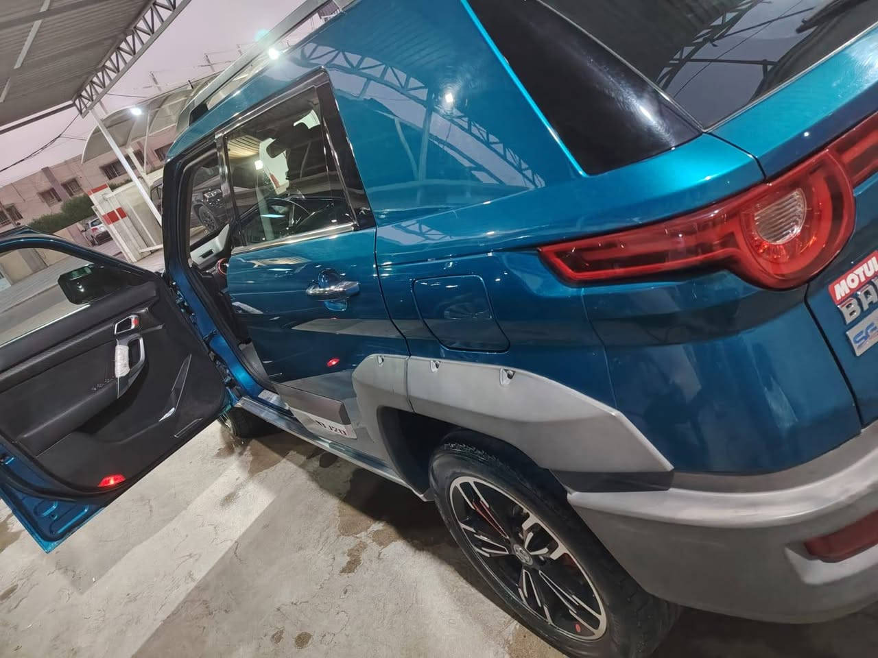 بايك BJ20 موديل 2019 نظيفة السيارة مكانها بغداد 

المواصفات : 

1. محرك 1500 سي سي تيربو بنزين.
2. تشغيل بصمة وبصمة للأبواب مع مثبت سرعة 
3. سقف بانوراما بطول السيارة.

10. نظام إنارة LED من شركة (هلا) الألمانية مع LED نهاري حاجبي.
11. ثلاث وضعيات قيادة: سبورت، ثلج، وعادي.
12. محرك من شركة ميتسوبيشي اليابانية وناقل حركة أوتوماتيكي 6 سرعات من شركة آيسن (Aisin) اليابانية.
13. نظام صوتي من سوني مع 6 سماعات.
14. حساسات أمامية وخلفية مع كاميرة
‏‪***********‬‏
