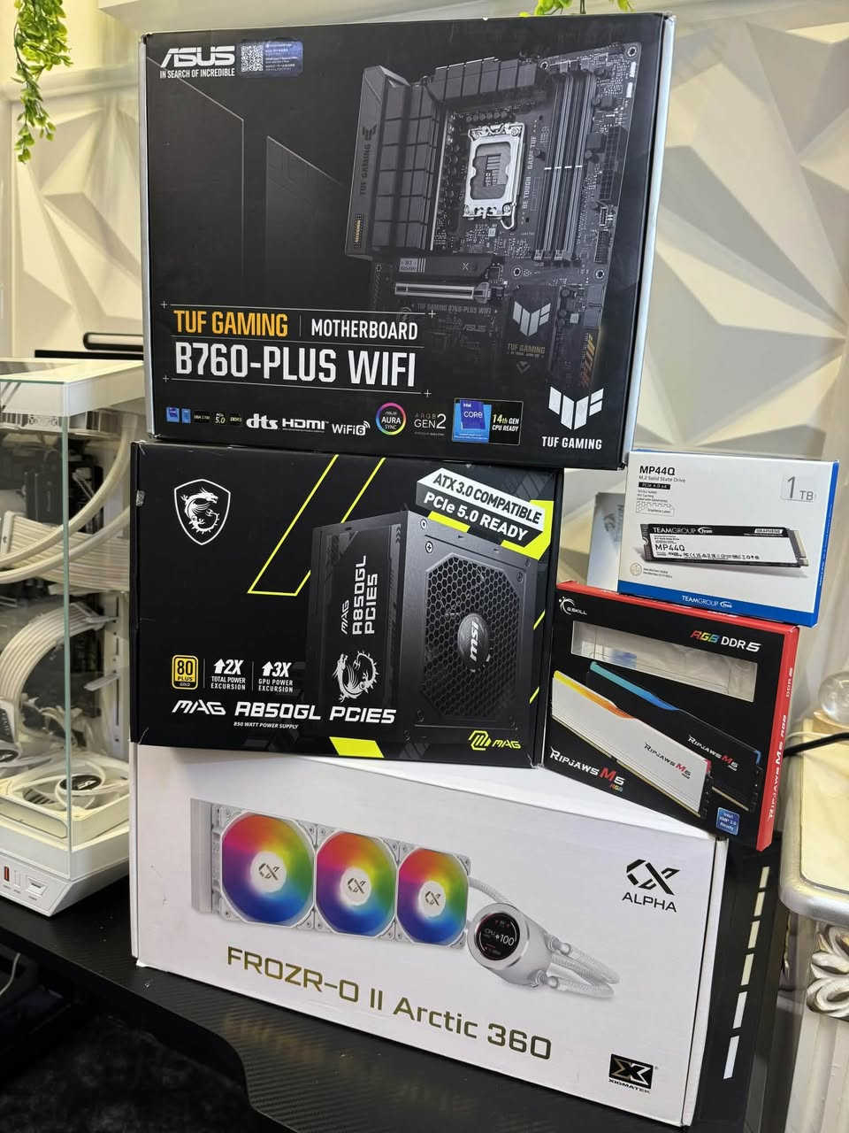 COOLER XIGMATEK FROZR-O1I 
STRIMER RGB M.8+GPU 
CASE DARK FLASH DY470 WHITE 
TEAMGROUP NVME MP44Q 1TB  
M.B B760 ASUS TUF-PLUS WIFI D5 
CPU 14700FTRY
RAM GSKILL RGB 6000 2x16 
WHITE 
PSU MSI 850W GOLD GEN 5

تجميعه مستعمله نضيفه جدا بدون كرت
