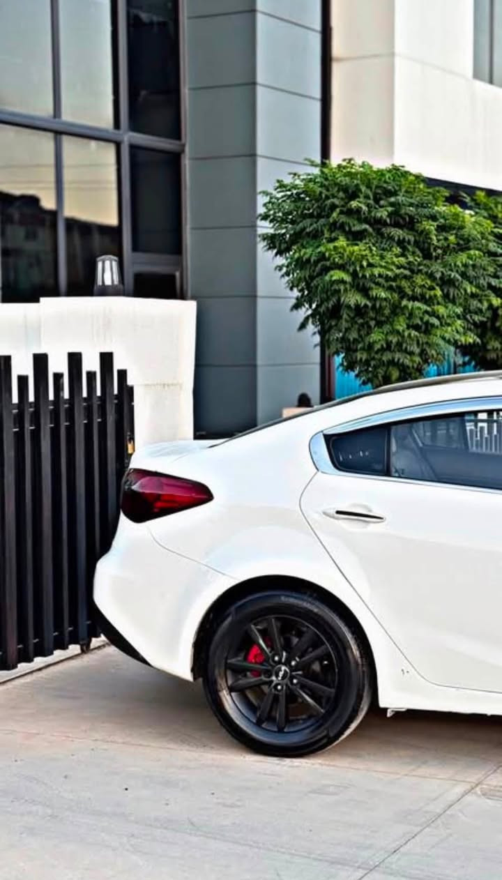 سەرەتا بەناوی خوا {kia k3 } 2013 سەیارەکە بڕاوەیە فولە بەس سڵاید نیە کوشن هیتەرو خەزن و کارەبا سوکان هیتەر فۆلیۆم تەحدیل سورحە ئیکۆ گێڕو مەکینەو تەقە ڕەقە بەشەرد تەبرید لەسەر سویچ  سەیارەکە بێمەسرەفە چوار تایەو ویلی سپۆرتی لۆکی لەسەرە سەیارەکە فول جوانکاریو 
مەسرەف کراوە بۆیاخیش بەس سەقفی بەشەرت دەدەم
سەحری/55گەڵاو مەحامەلەیەکی کەم 
شوێن/ڕانیە
ژم/***********
ژم/***********
