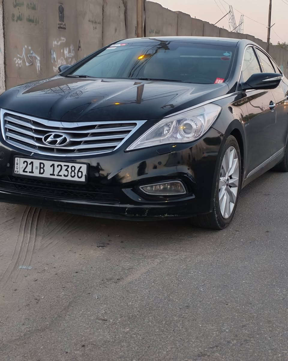 هونداي ازيره Vip خليجي 2012
المحرك V6 حجم 3000 المرغوب 
مكفولة كفالة عامه ماعدا شبر بقبق البانزين
السعر 110$وبيه مجال
فتحة سقف بانوراما.
مقاعد جلد كهربائية.
تحكم ستيرن 
لدد نهاري 
ذاكرة للمقاعد (Memory Seats).
تبريد وتسخين للمقاعد الأمامية
ستارة خلفية كهربائية.
حساسات أمامية وخلفية.
كاميرا خلفية..
تشغيل بصمة  Start/Stop.
نظام صوت Infinity الفاخر.
تكييف أوتوماتيك ثنائي التحكم.
مرايا كهربائية مع طي كهربائي وإشارات LED.
بريك يد إلكترونية.
إطارات + سبير جديد 
صدر أمامي خلفي جديد
مكان السياره بغداد مدينة الصدر
***********
