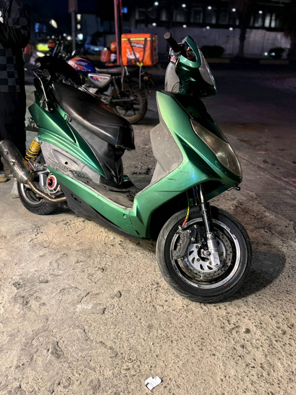 للبيع سعر 1200 سكنس فحل مكينه 59كلجات دوشي صدر خلفي امامي رياضي باقي تفاصيلهه خاص او اتصال عل واتساب ***********
شنو موديل السكنس بالضبط وسنته؟: 
2010
وين موقعك بالضبط حتى المشتري يعرف يراجعك؟: 
بغداد دوره 
الماكينة 59 كلجات شغلها شلون، بيها صيانة/تبديل قطع لو جاهزة ومضبوطة؟: 
مكفوله كفاله عامه من بكن تبخير صوت نص نكره
الأوراق والسنوية/الجمرك/الاستمارة كاملة لو لا؟: 
مكاتبه فقط

السعر 1200 نهائي لو بيه مجال للمساومة؟: 
بيهه مجال حك الجيه 