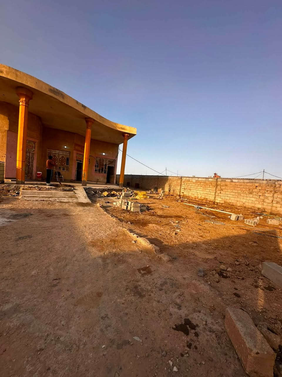 سلام عليكم دار سكن البيع
ابو الخصيب بابا اطويل 
المساحه الكليه 1600متر
مكون من غرفتين وصاله وديوان وكراج وحمامات ومطبخ وكراج واسع  
طابو زراعي عراقي بسم عراقي وكل الخدمات متوفره 
البيت غيد النشاء
السعر 90وبي مجال 
استفسار اتصل 
***********
