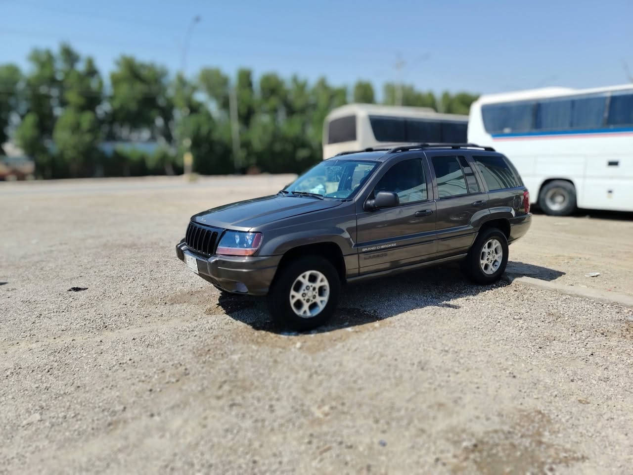 السلام عليكم جيب شيروكي موديل 2000 رقم بصره مشروع وطني بسمي محرك وكير محور 3000 ترايك وين مايعجبك سياره مكفوله بلاديه  وحاهزه من كلشي تخم تاير حداديه تبريد ثلج سياره حلوه احله من الصور مال جناي  للبيع السعر 50 وبيها مجال للطبين رقم الهاتف *********** مكان السياره ناصريه قضاء الدوايه

