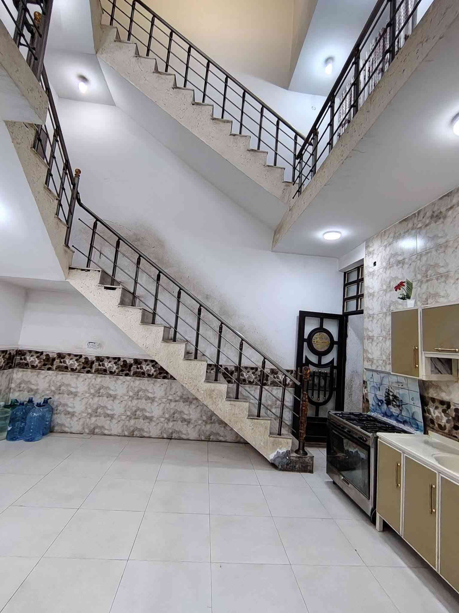 السلام عليكم دار سكن للبيع طابقين ثلاث غرف نوم البناء حديث درجة اولى في الكوت منطقة حي الحكيم نزلة علاء غريب مساحتة 150م البناء طابوق درجة اولى والسقف صب مسلح والارضية والجدران سيراميك ويتكون البيت من ثلاث غرف نوم وقياس الغرف 6×5 وصالة واستقبال ومطبخ وصحيات داخلية وخارجية ومرقم من قبل البلدية السعر 73 وبي مجال الاستفسار الاتصال على هذا الرقم ***********
