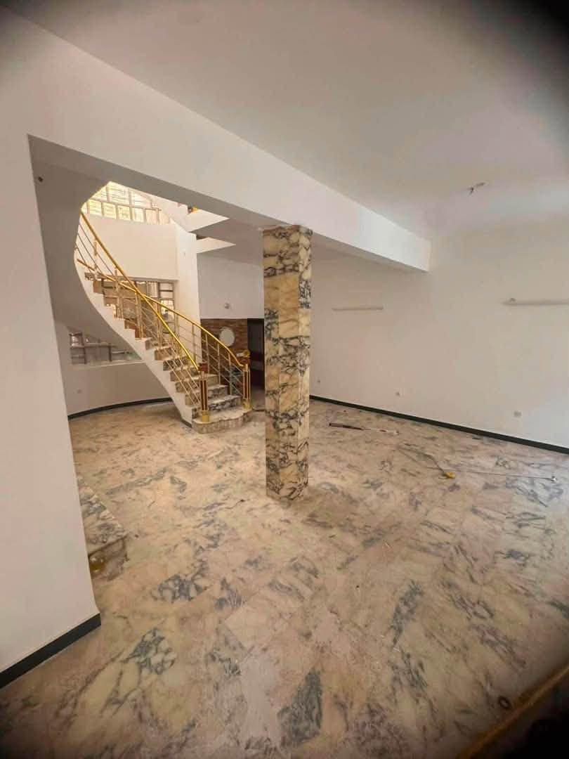 #للايجار في السيدية
🔴

📍 الموقع: السيدية – منطقة الكهرباء، شارع الضباط

📐 المساحة: 150 متر

🏡 مواصفات العقار:

🔹 مدخلين

🔹 4 غرف نوم

🔹 صالة

🔹 مطبخ

🔹 خدمات

بدل الايجار الشهري : مليون ونص 

"

📞 ***********
