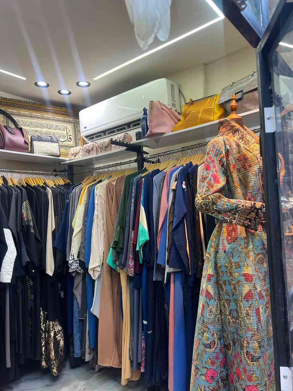 المحل البيع عبايات خليجيه شغال ميه بل ميه 
العنوان سوك الجنينه الاتصال ***********
