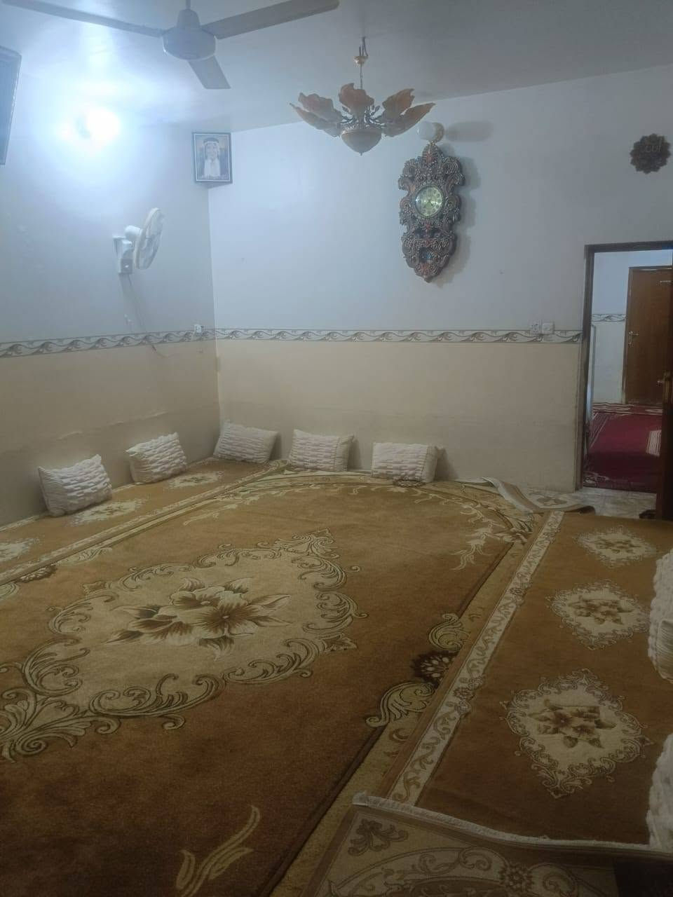 سلا عليكم يوجد دار البيع حي السلام قرب مدرسة بانيقية الأهلية المساحة 200م طابقين كونكريت ٦غرف السعر مناسب ***********
