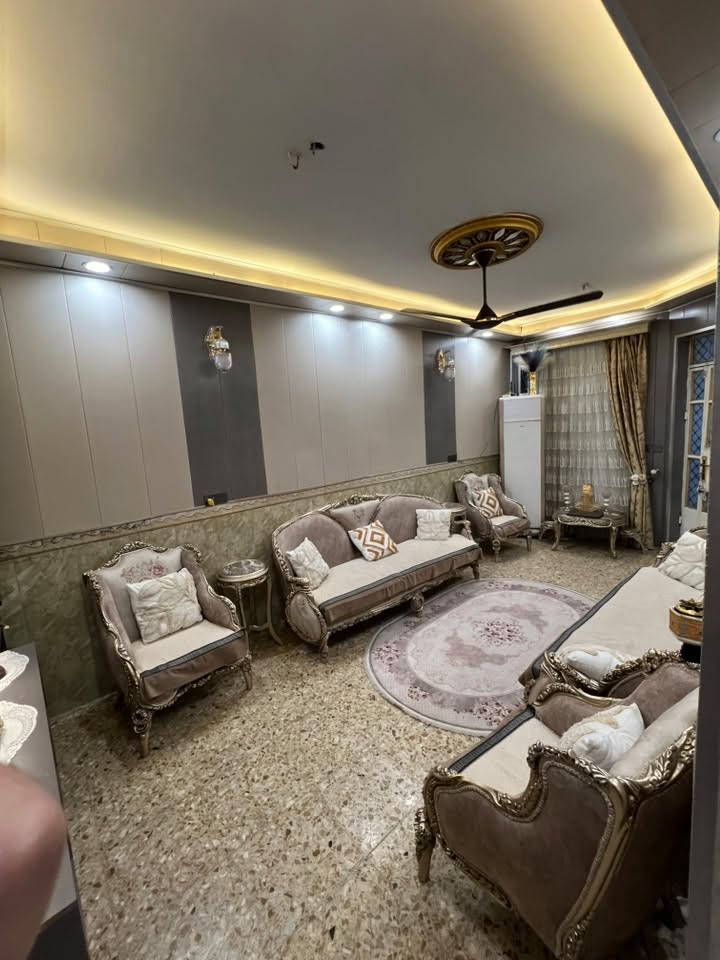 السلام عليكم 
بيت للبيع مساحة ١٠٠ متر طابقين يحتوي عل (  طرمة طويله وحديقة صغيره ، استقبال ، هول ، غرفة ، حمام ، مطبخ ترك ، طابق ثاني غرفتين كبار ، بيتونه مطله على سطحين كبار ) 

📍 المكان : بغداد الشعب  الزراعية حي الكوثر ( قرب ساحه علاء نجف ) شارع ٢٠ 

الاستفسار اتصال على الرقم 
***********
