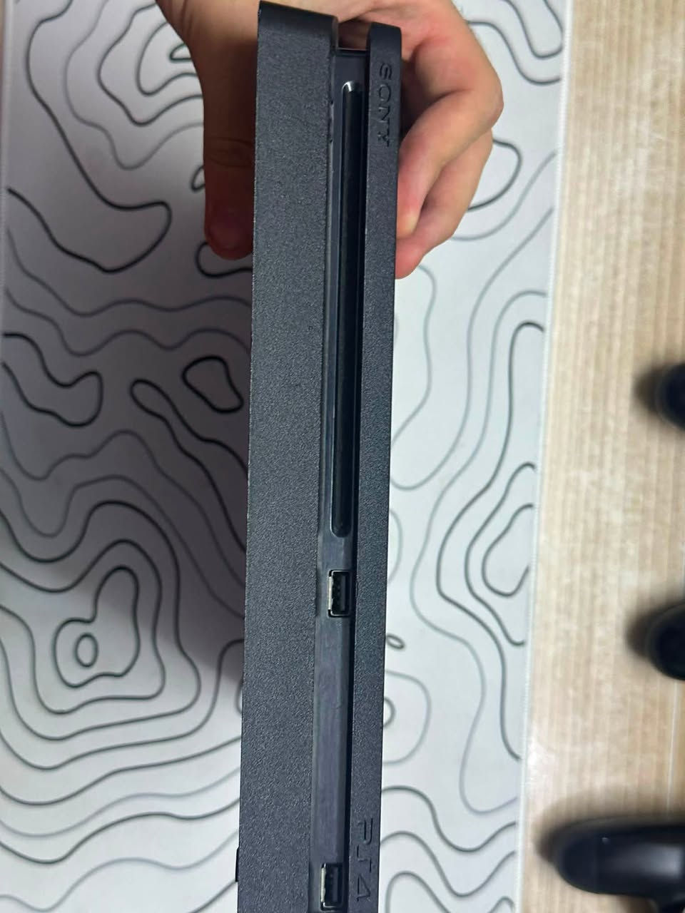 سلام عليكم
بلي ٤ للبيع اولاين ريجن امريكي اصلي كلشي بي اصلي اليده 

اصليه الكيبل اصلي كلهن اصليات شلع الجهاز ما مفتوح موجود 

لوك ستيكر بل صور الجهاز امريكي بل كامل وكارتونه موجوده 

بحاله جيده جدا الجهاز وياه يده وحده اصلية

مكاني بغداد توصيل ماكو محافظات فقط بغداد 

***********
السعر 235 وبي مجال قليل للطيبين
