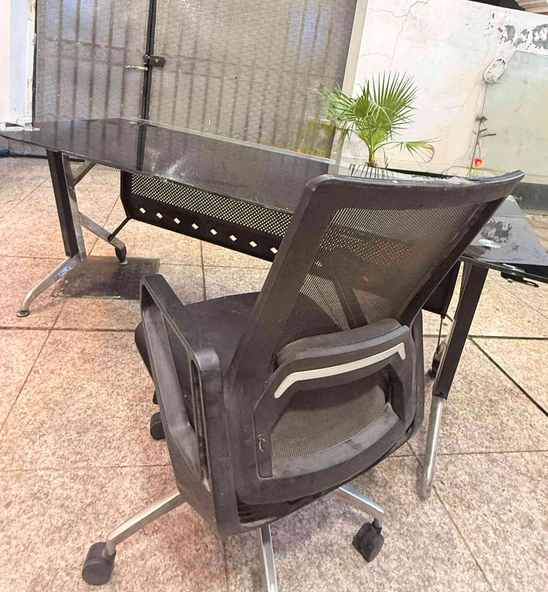 مساء الخير ♥️ 
للبيع كرسي مع ميز نظيف جدا 
واستخدام قليل
 عنواني الغزالية 
 ***********
