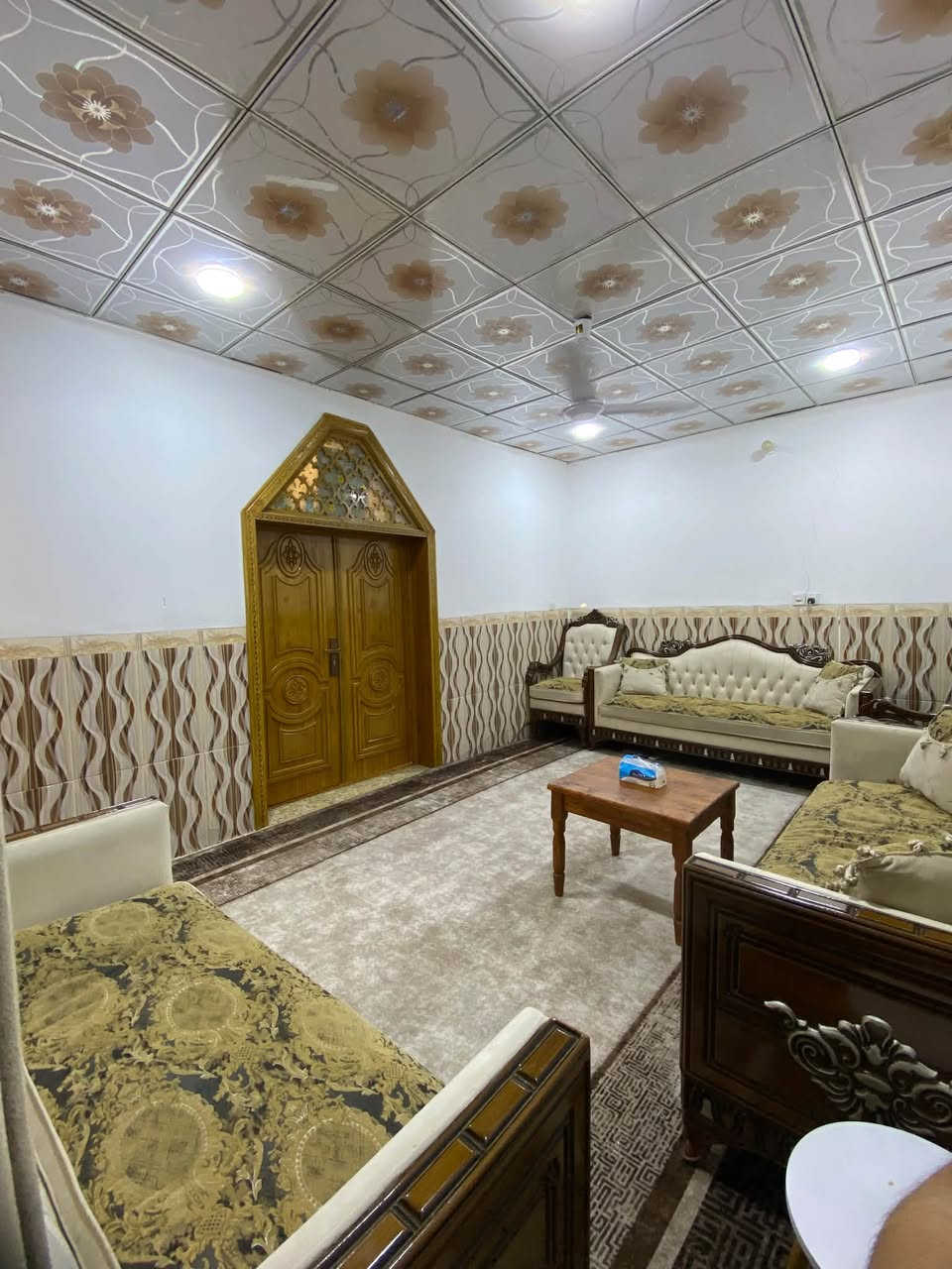 🔺السلام عليكم
بيت ركن على الشارع العام موقع تجاري ويصلح محال تجارية المساحة 110 متر واقع حال  حي العامل قرب مول الباقر خلف المول البيت طابقين 4 غرف نوم و استقبال وصالة ومطبخ وملحق للمطبخ و3 حمامات ،قريب على السوق والمدارس 
للاستفسار  بالإتصال أو الواتساب على الرقم ***********
