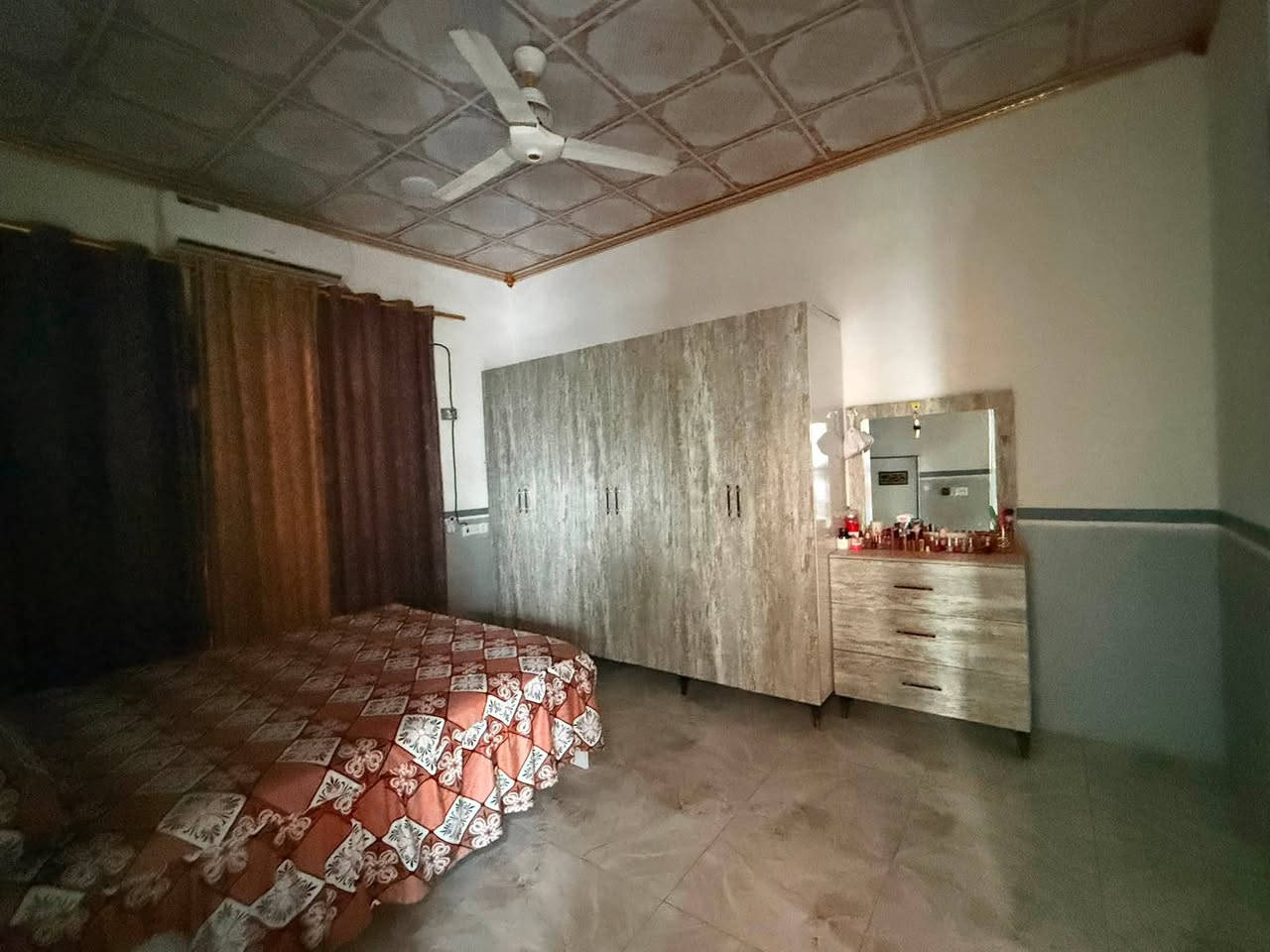 دار سكن للبيع جلولاء حي التجنيد قرب الشارع العام واسواق زياد 

يحتوي على استقبال 6*4 وغرفتين نوم 5*4 ومطبخ 5*4 مفتوح ع صالة  صحيات خارجية وحوش 
الارضية فول سيراميك وسقف ثانوي 

متوفر كافة الخدمات شارع صب وماء اسالة وبئر 

المساحة 150 متر 

للاستفسار ***********
