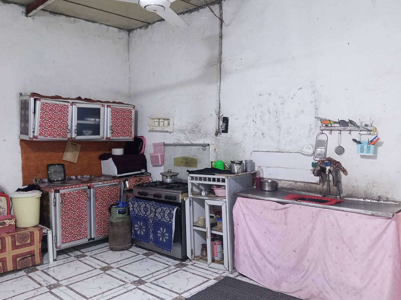 بيت للبيع 

نوع العقار طابو سعودي يتكفل البائع في جميع الاصوليات 

مساحة البيت 200 متر 

يحتوي البيت على غرفتين وصاله ومطبخ وحمام 

العنوان ابو خصيب الحي العسكري 

السعر المطلوب 25 مليون وقابل للتفاوض 

لاستفسار تواصل على رقم الهاتف 

***********
